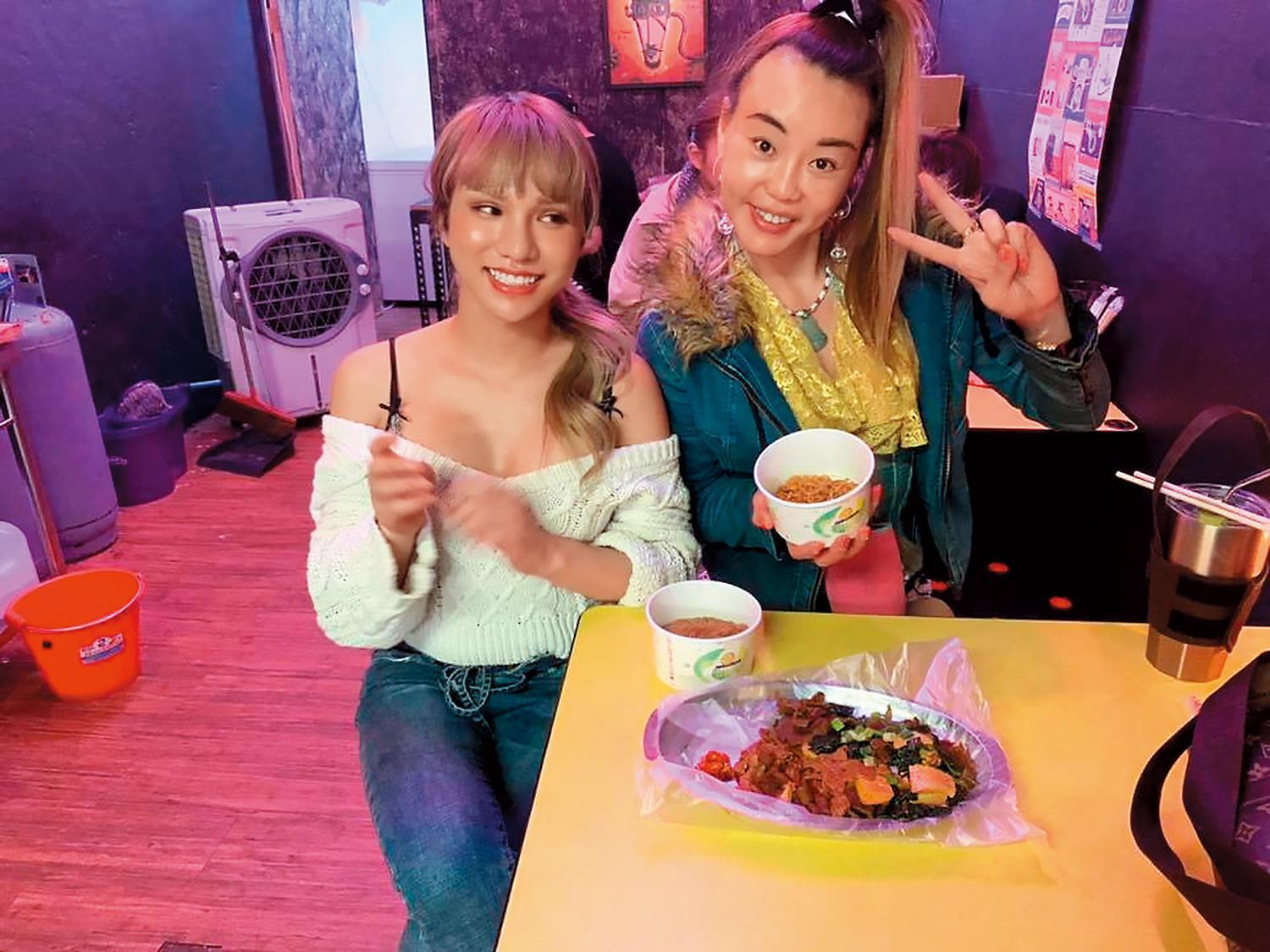 女人挺女人!法拉利姐(右)和小A辣(左)惺惺相惜,都在經營餐飲業的兩人打算合資在東區設店,拯救東區經濟。(翻攝自法拉利姐臉書)