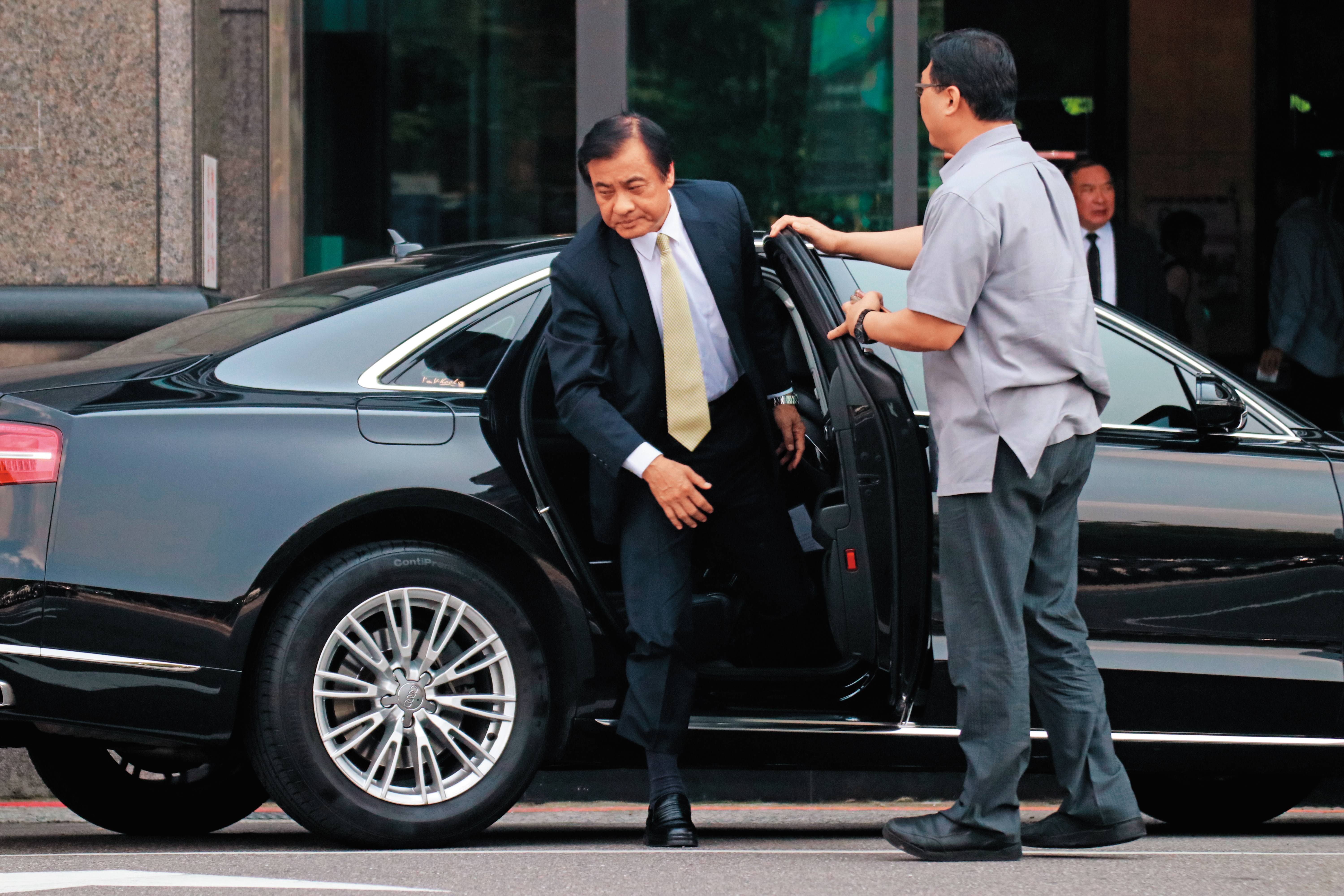 本刊4月24日下午直擊立法院長蘇嘉全進入北平東路「匯泰大樓」，召集各縣市小英之友會幹部主持擴大會議，為小英拚初選組織戰，定調把初選當大選拚。