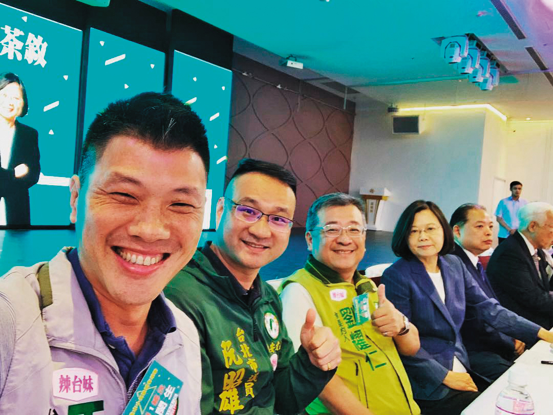 蔡英文(左4)4月26日晚間出席台北市蔡英文後援會成立茶會,庾台北市議員王閔生(左起)、阮昭雄、劉耀仁等人合照。(翻攝王閔生臉書)