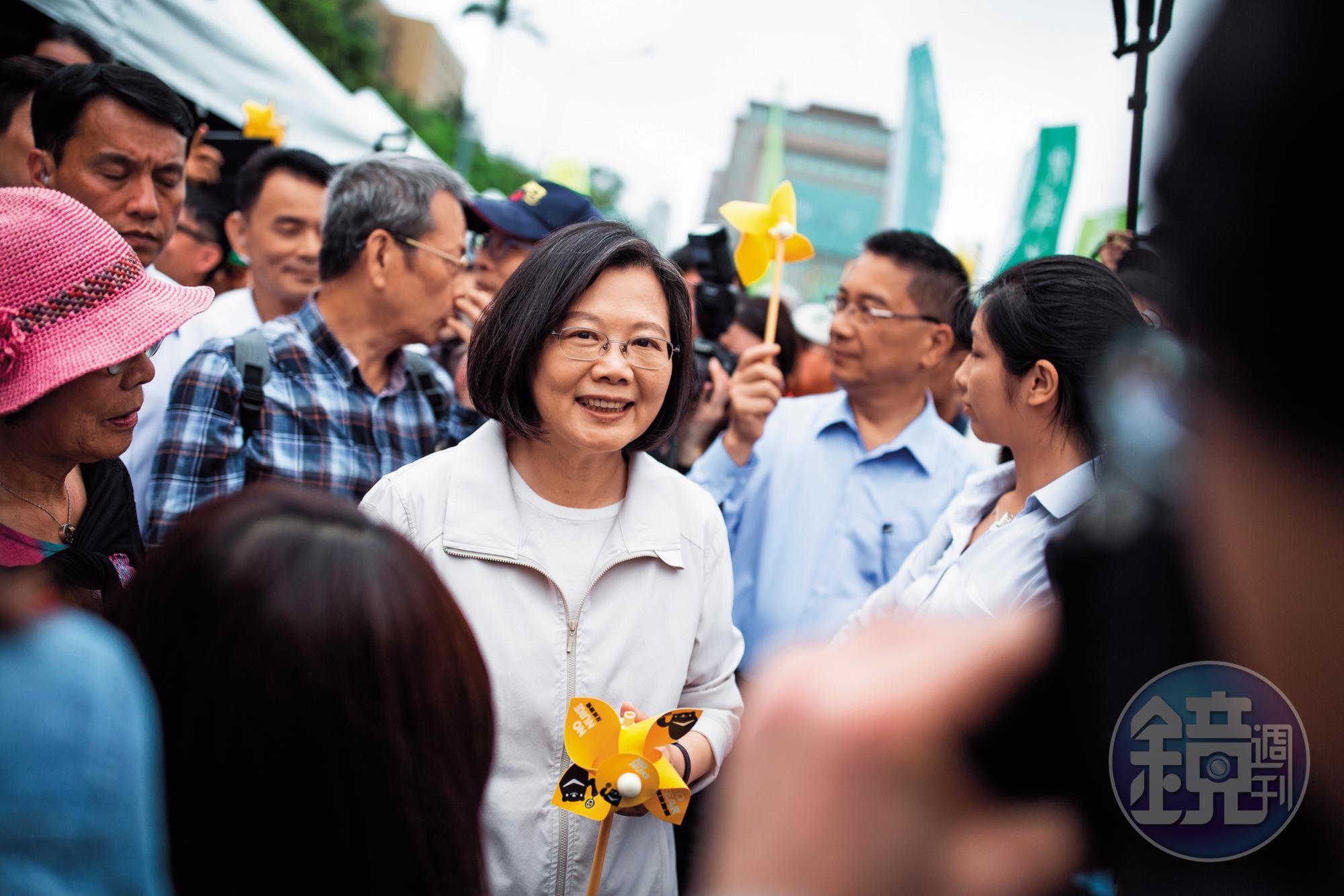 蔡英文與賴清德上週六都出席廢核遊行,但一前一後抵達凱道又參與不同大隊,2人完全沒同框。