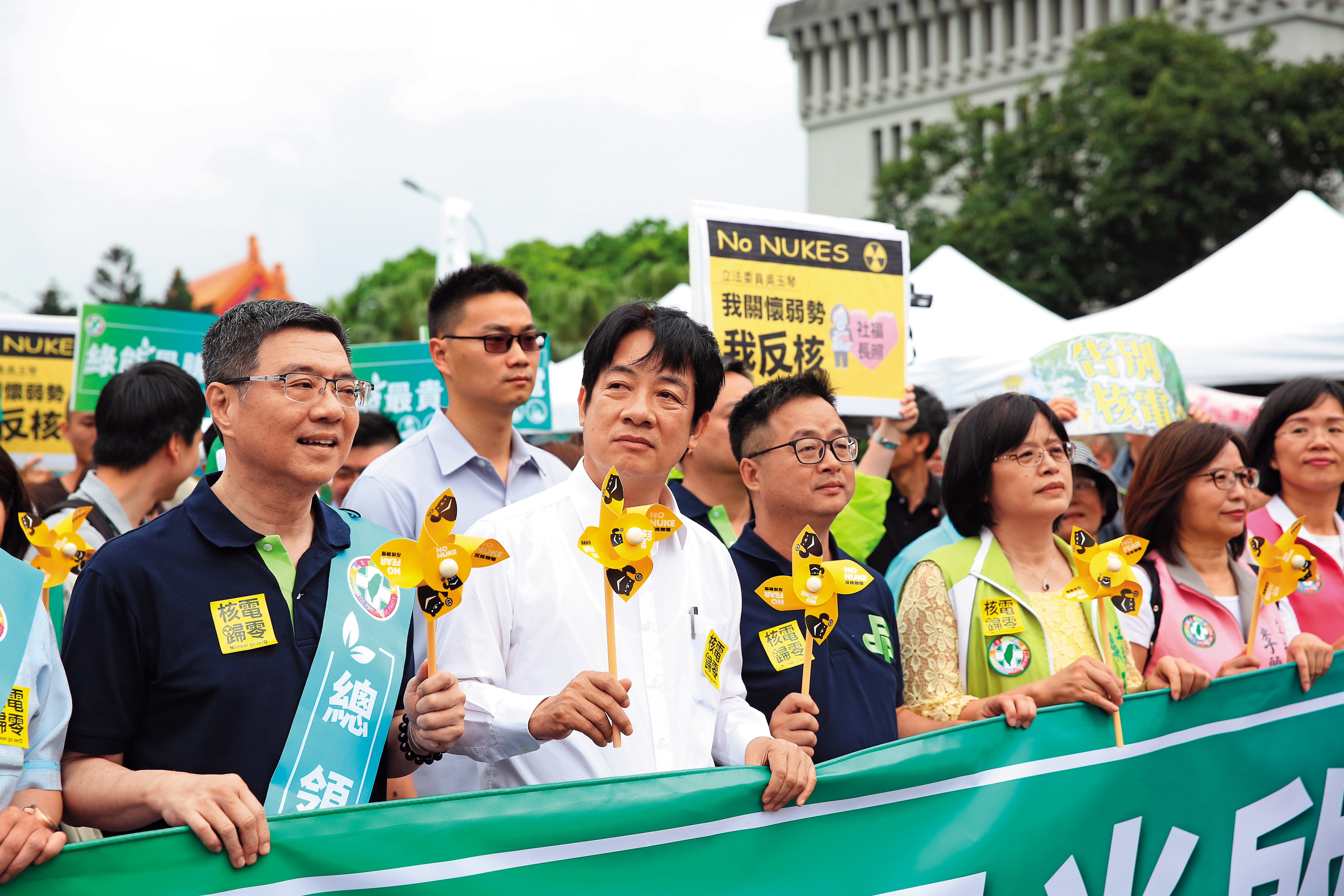 蔡英文與賴清德上週六都出席廢核遊行,但一前一後抵達凱道又參與不同大隊,2人完全沒同框。