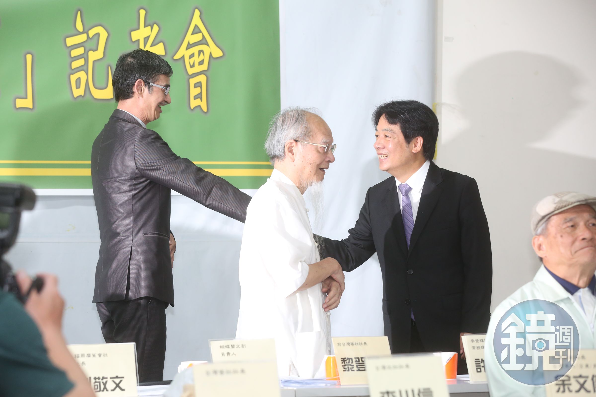 賴清德（右二）出席反併吞護主權記者會，左一為吳祥輝。