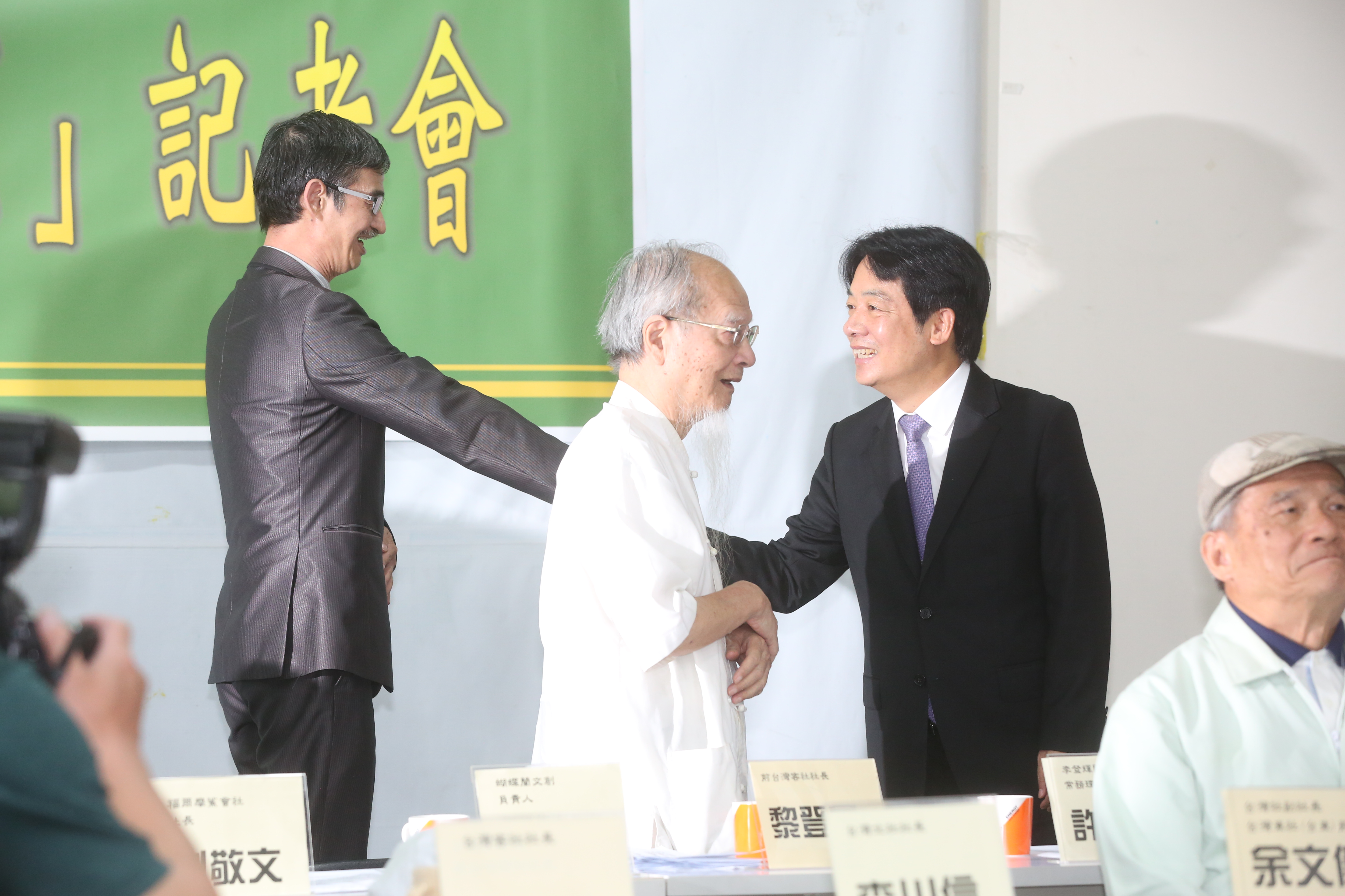 賴清德（右二）出席反併吞護主權記者會，左一為吳祥輝。