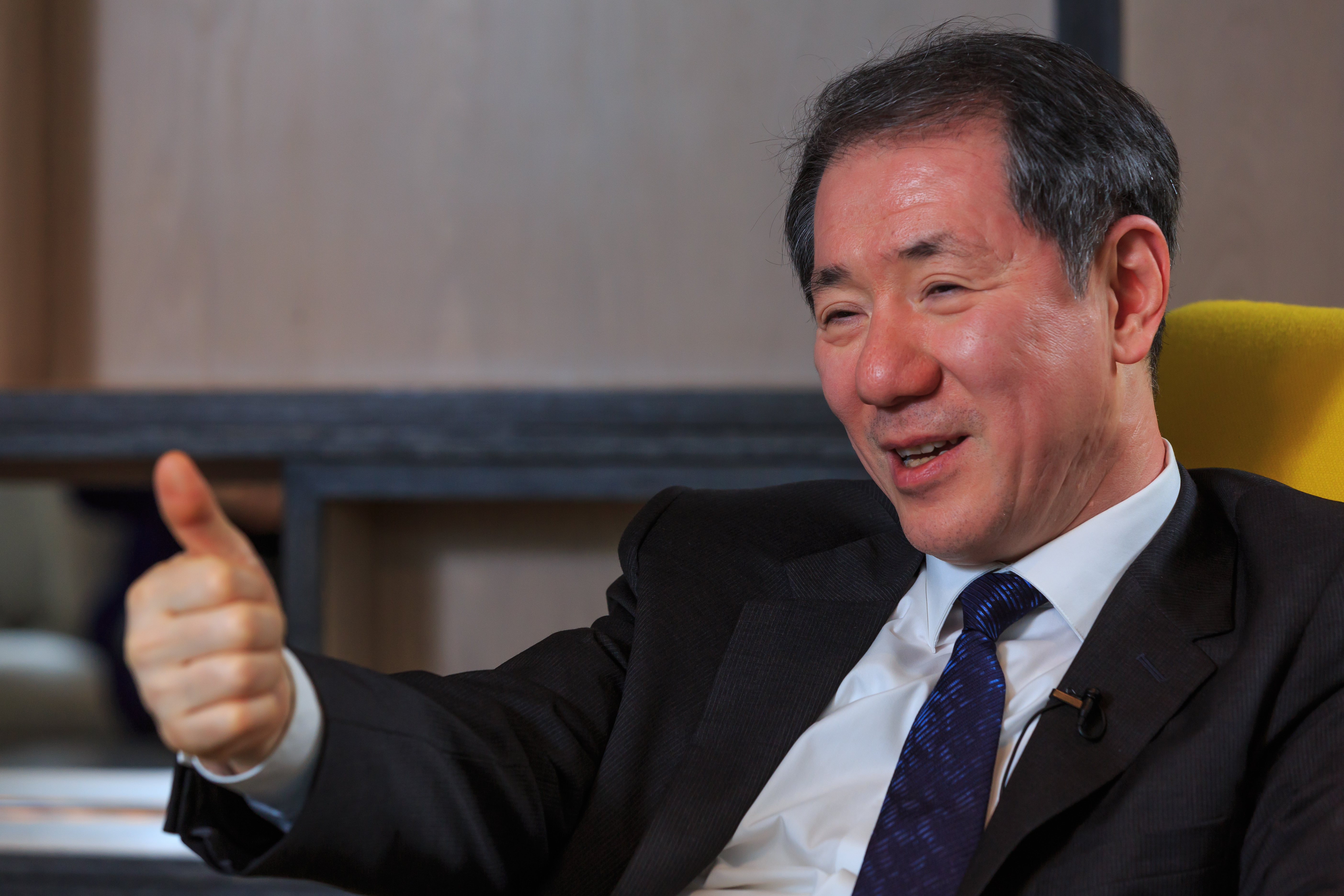 于品海看台灣政治環境,笑說天天都有live show看,比電影還精彩。