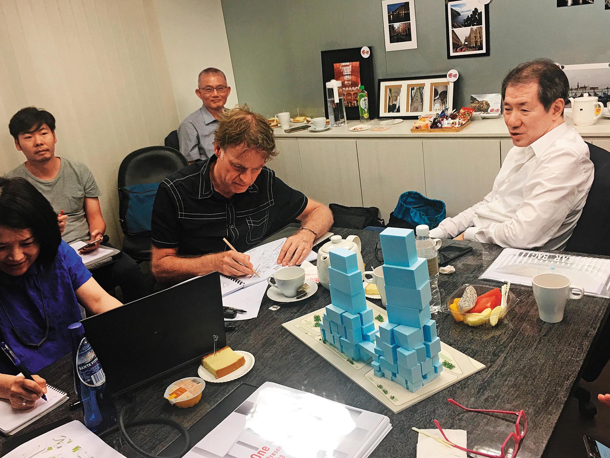 于品海(右)在投標前,與荷蘭建築師Winy Maas(黑衣者)討論台北City One設計。(南海控股提供)