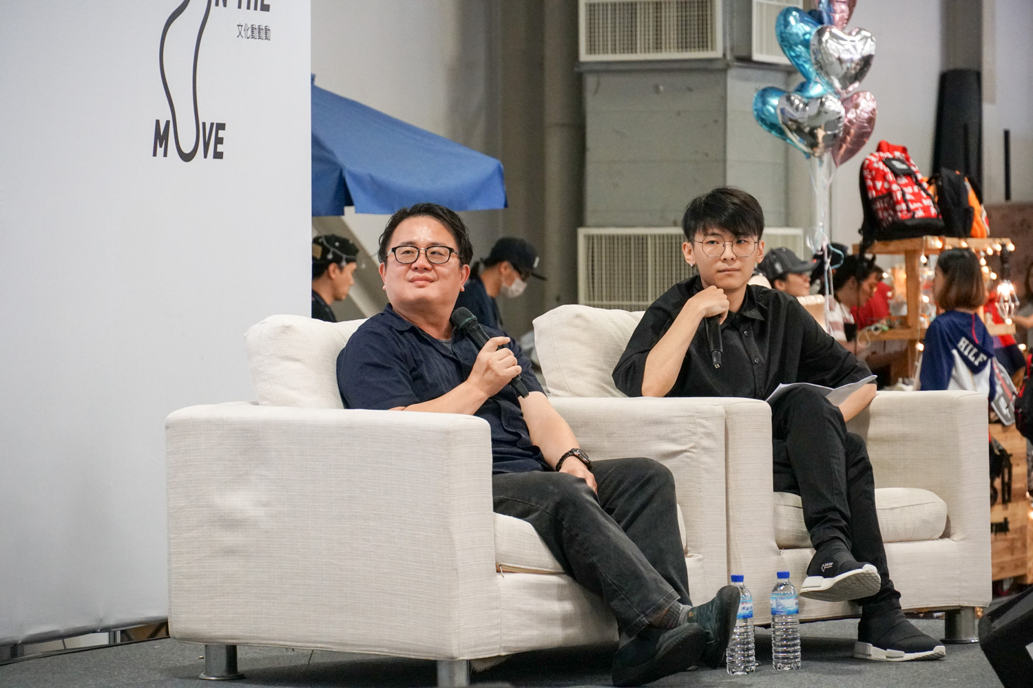懸疑推理作家天地無限（左）與恐怖漫畫《黑盒子》作者Pony（右），在文博會進行了一場跨界對話。