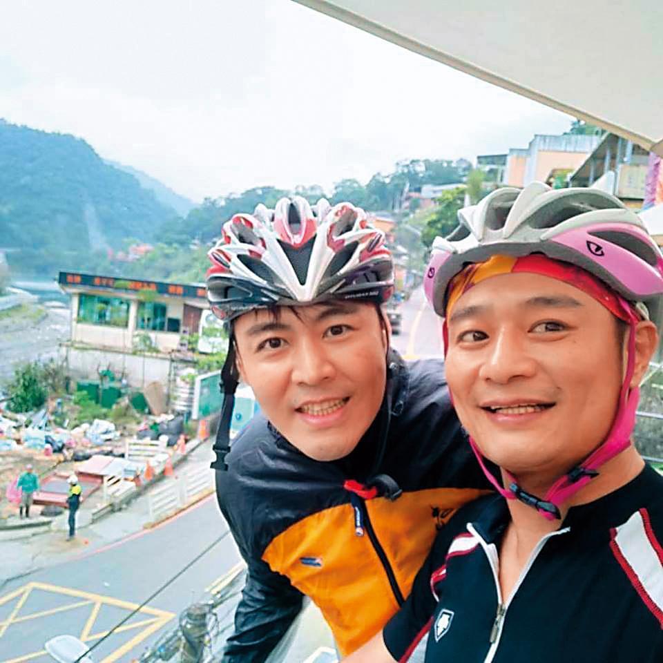 熱愛運動和騎單車的劉至翰(左),經常和林佑星相約出遊騎車。(翻攝自劉至翰臉書)