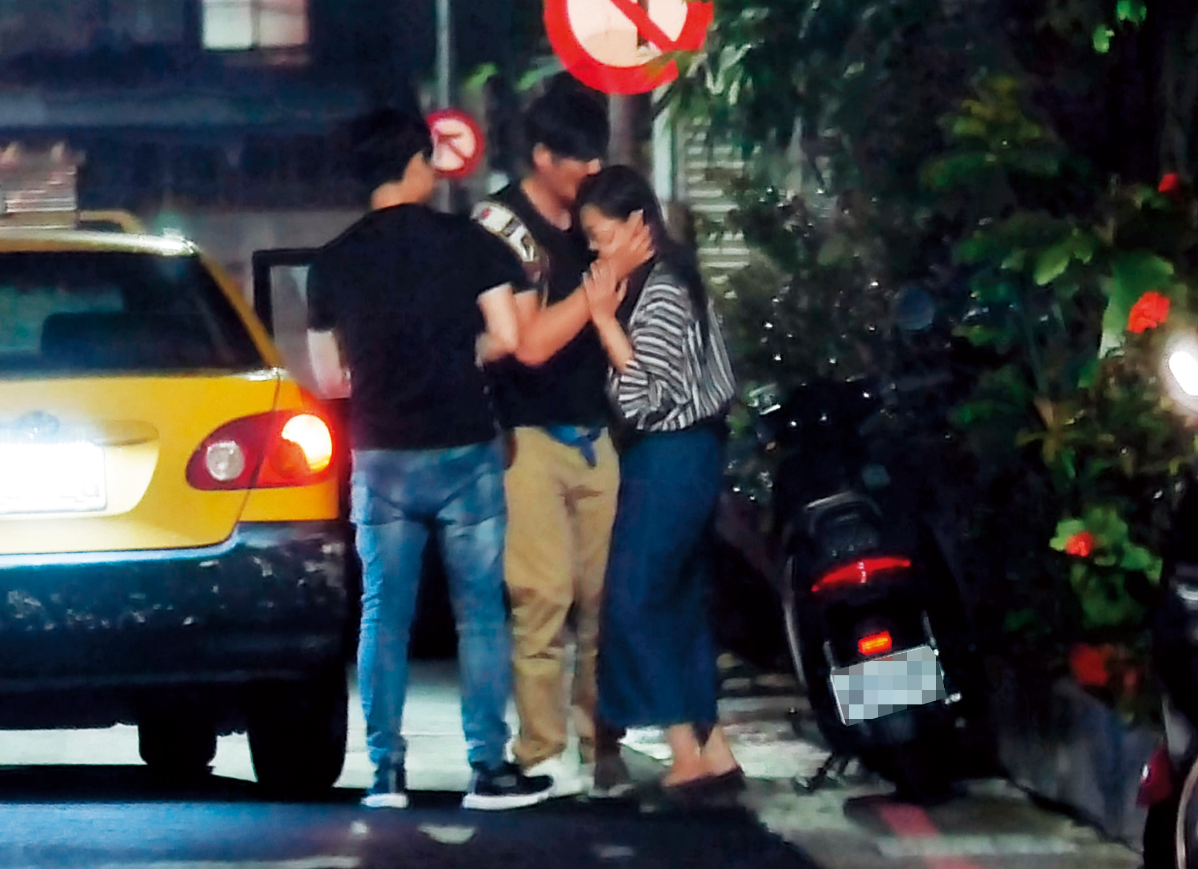 4月23日00：29抱完還不夠，劉至翰又一把抓住女友人，朝她頭上親了一大口。