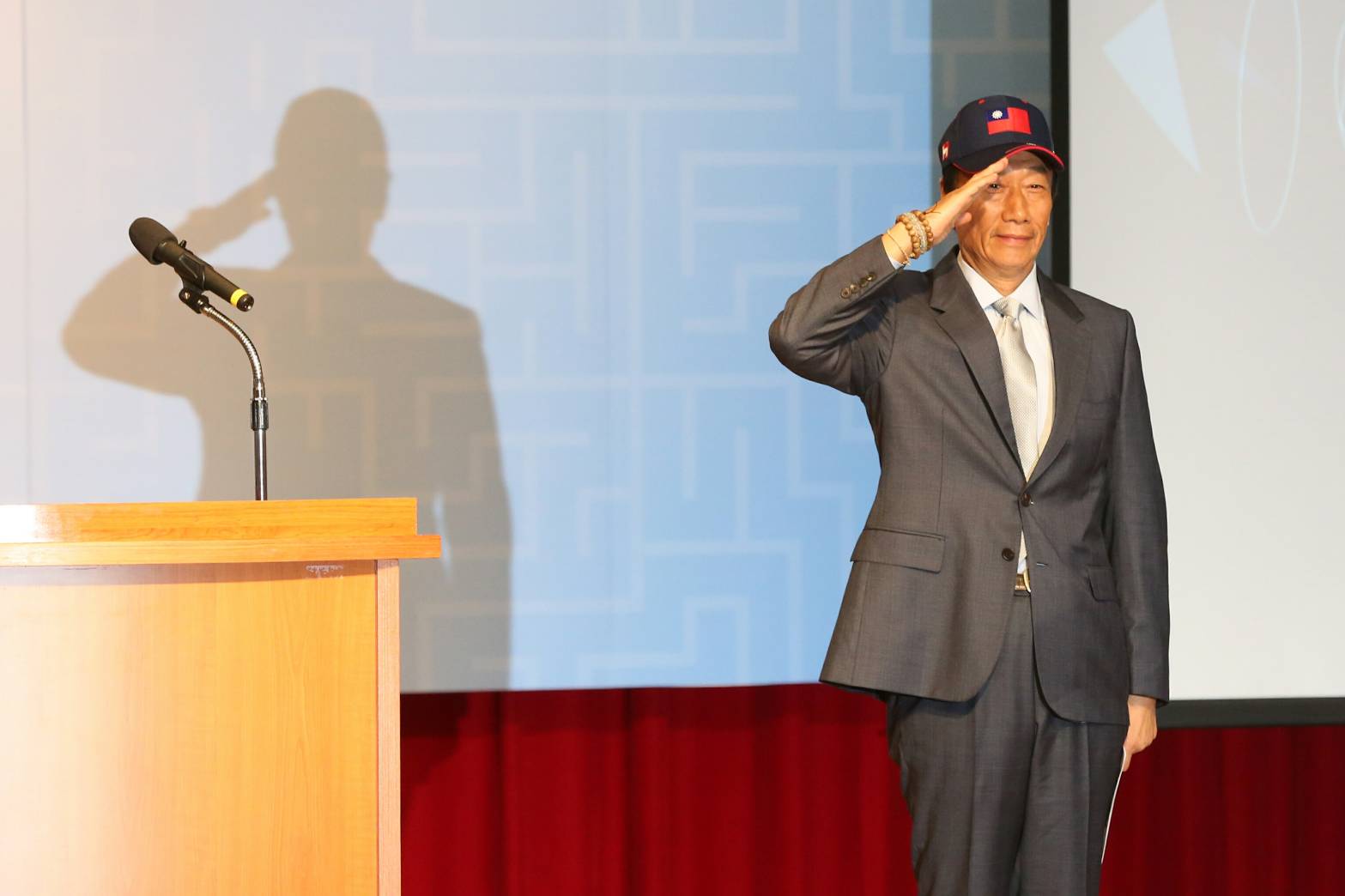 鴻海集團董事長郭台銘今出席馬英九基金會舉辦的重振台灣競爭力會議，擔任專題演講嘉賓。