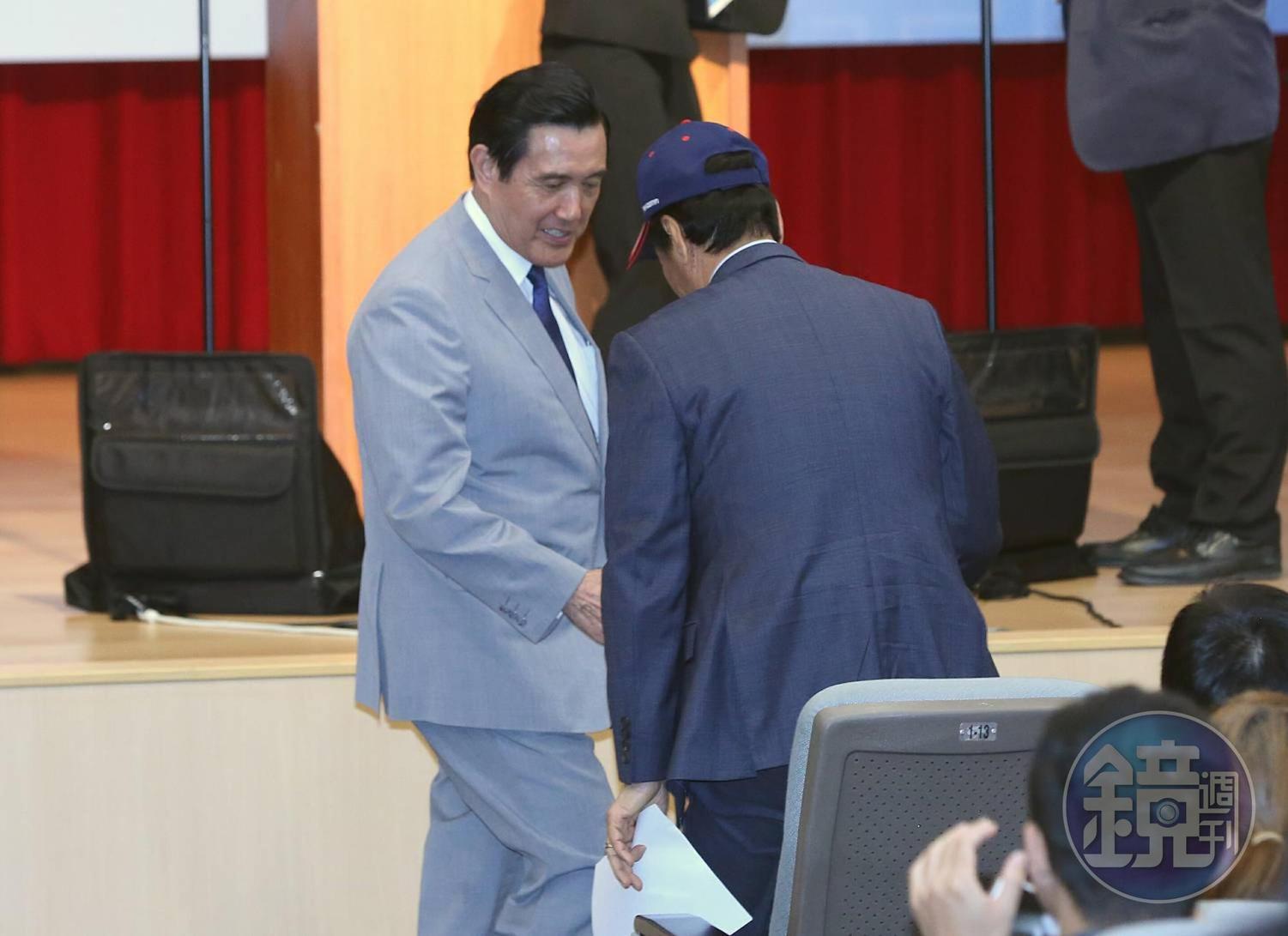 鴻海集團董事長郭台銘今出席馬英九基金會舉辦的重振台灣競爭力會議,擔任專題演講嘉賓。