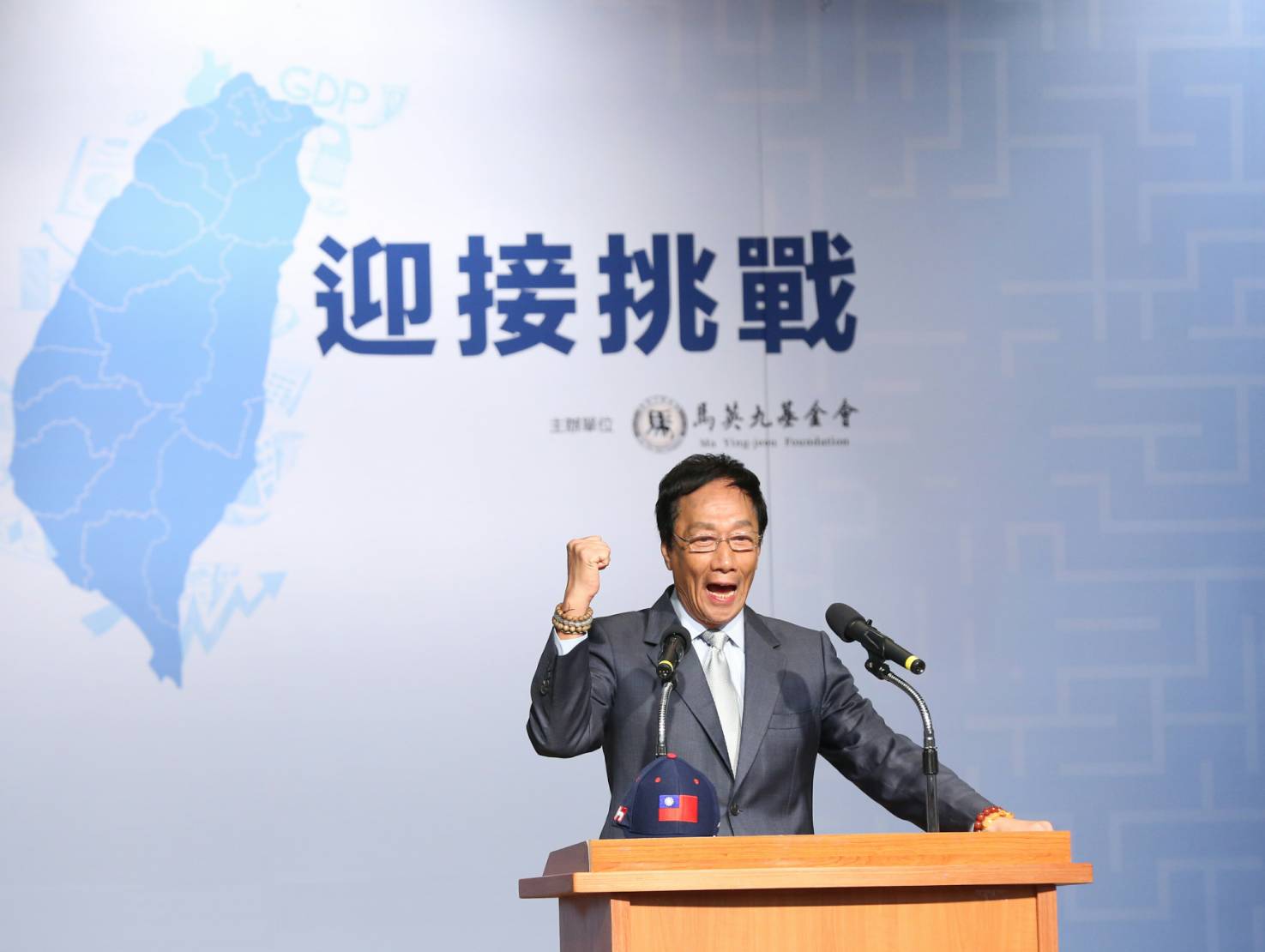 鴻海集團董事長郭台銘今出席馬英九基金會舉辦的重振台灣競爭力會議，擔任專題演講嘉賓。
