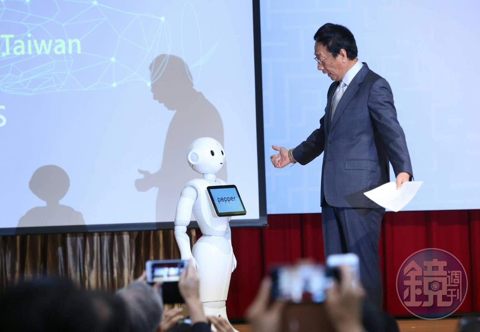 演講結束後,郭董還和自家招牌機器人Pepper大玩互動。