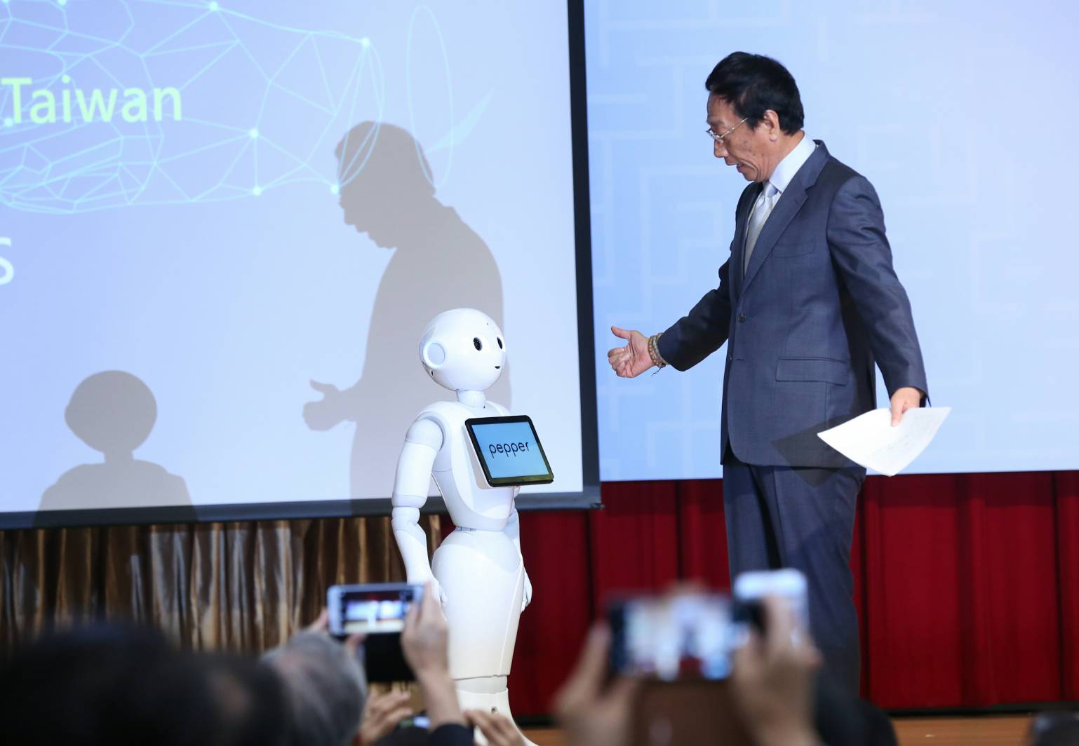 演講結束後，郭董還和自家招牌機器人Pepper大玩互動。