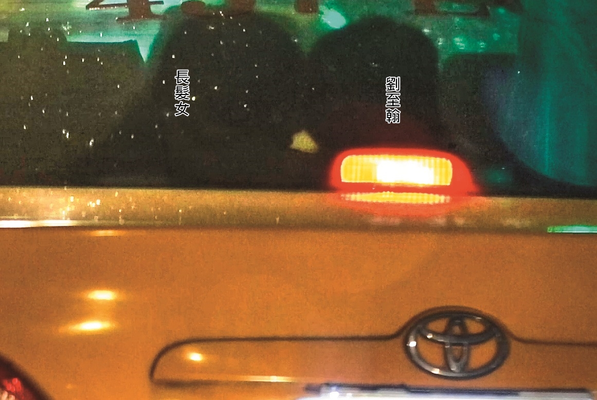 4月23日00：25，2人上車後單獨坐在後座，劉至翰摟住女生肩膀，依稀可見女友人突然朝他臉上親了一下。