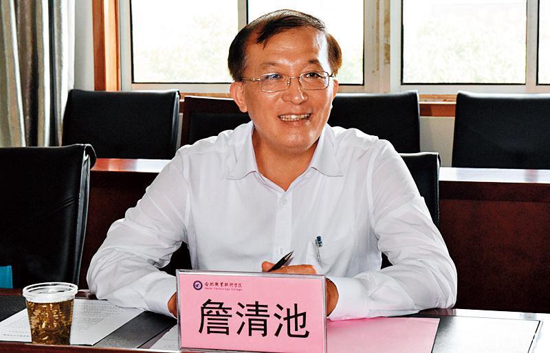 吳姓台商在中國大陸與蔣孝嚴、詹清池（圖）碰面時，2人都給了吳名片，蔣還表示會請詹盡力幫吳解決問題。