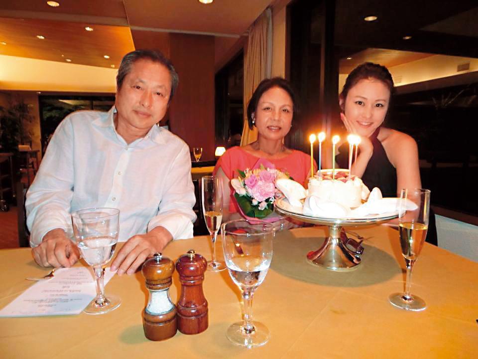 麻衣一家人,曾經來台與王文洋相見歡,雖然麻衣堅持不肯讓子,不過兩家依舊相處愉快。(翻攝自麻衣臉書)