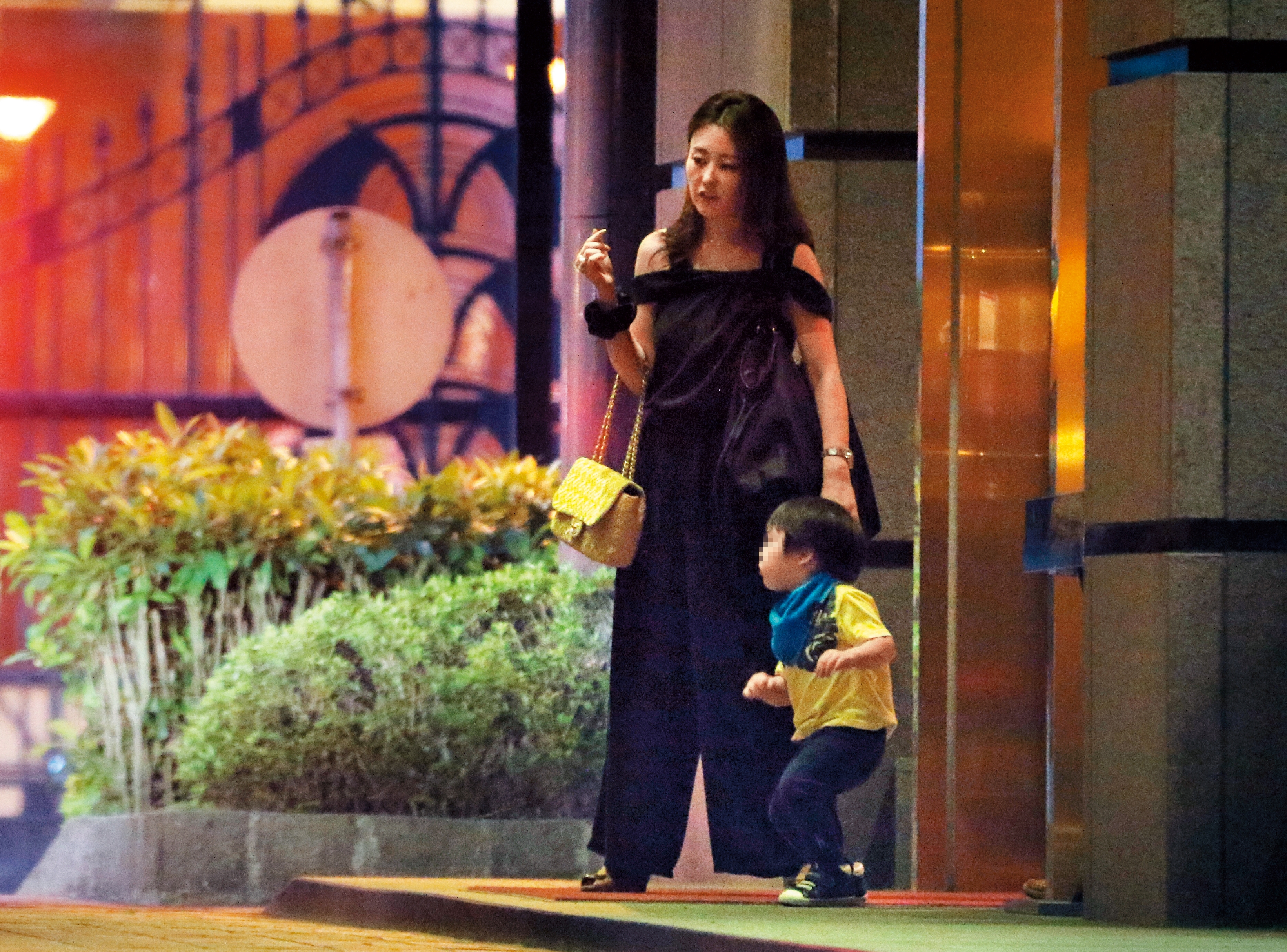  本刊率先爆出麻衣婚姻並不幸福，而且拍到母子兩人在台孤單的模樣。如今母子已前往日本，兒子在當地受教育，同時也在王文洋的希望之下學習中文。