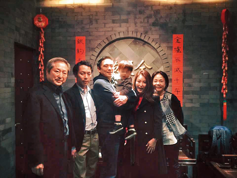 過去王泉仁（左三）跟麻衣（右二）也常在社群網站放送恩愛，尤其是在麻衣的臉書，如今已成心酸往事。（翻攝自佐藤麻衣粉絲團）