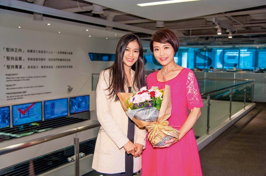 李文儀(左)當初風光加入三立,李天怡(右)盛大相迎。(三立提供)