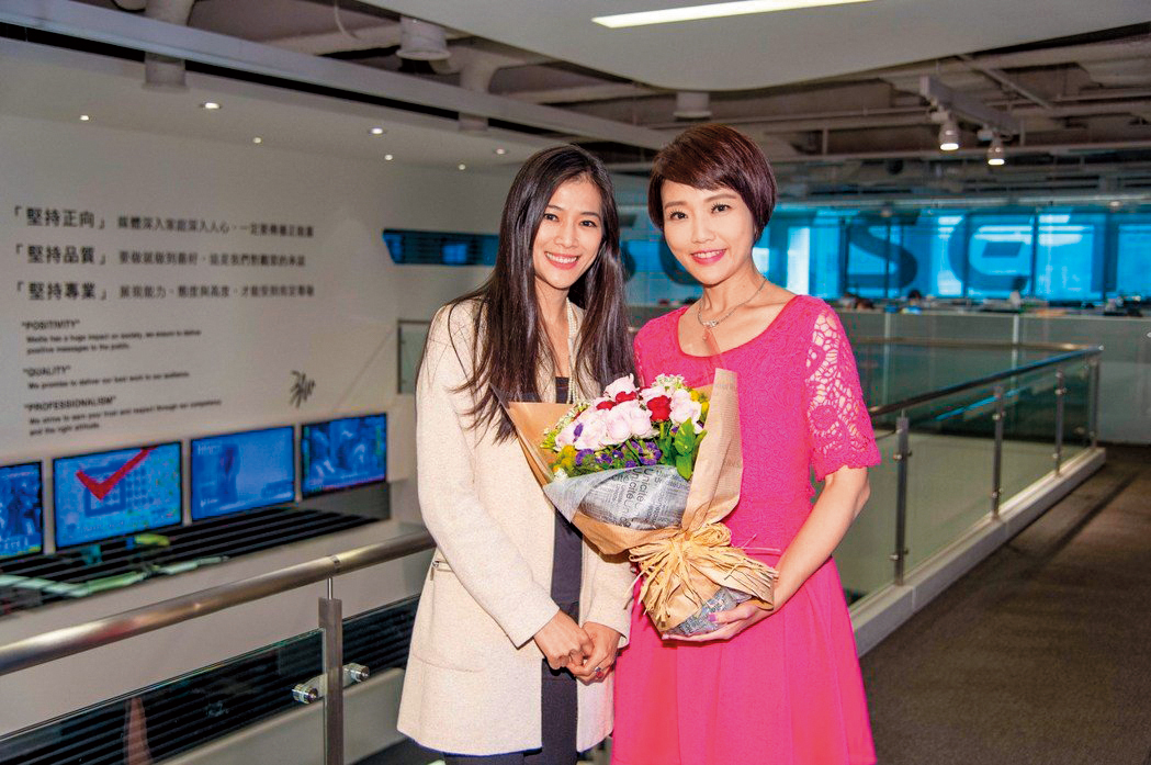 李文儀（左）當初風光加入三立，李天怡（右）盛大相迎。（三立提供）