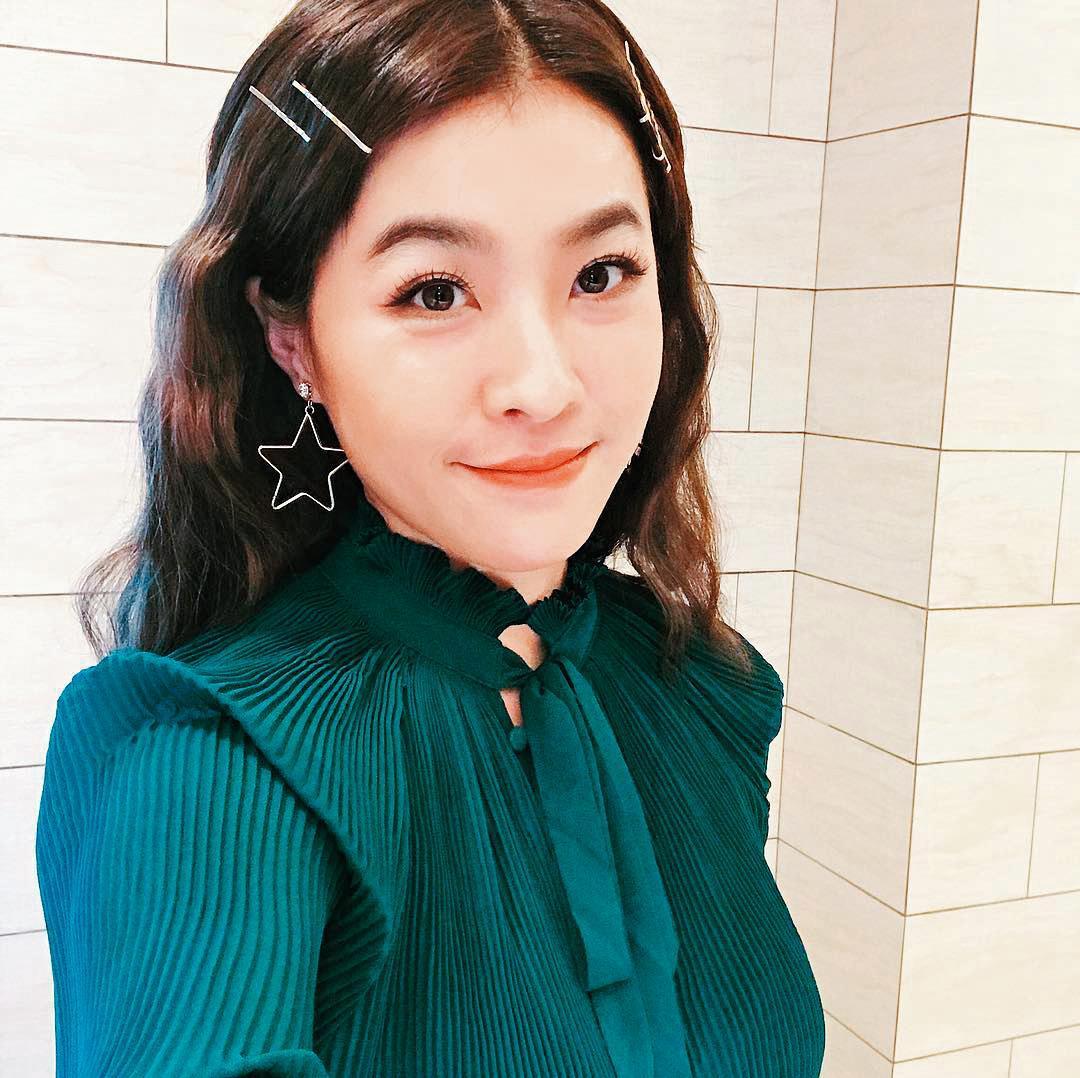 小嫻掰了何守正後,奮發接戲。(翻攝小嫻臉書)