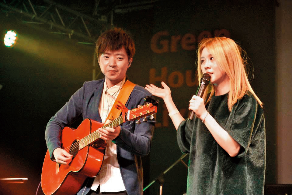 白安（右）與李劍青（左）相差14歲，多年前已經被歌迷傳出相戀，但2人始終不願鬆口認愛。（翻攝自對我來說粉專）