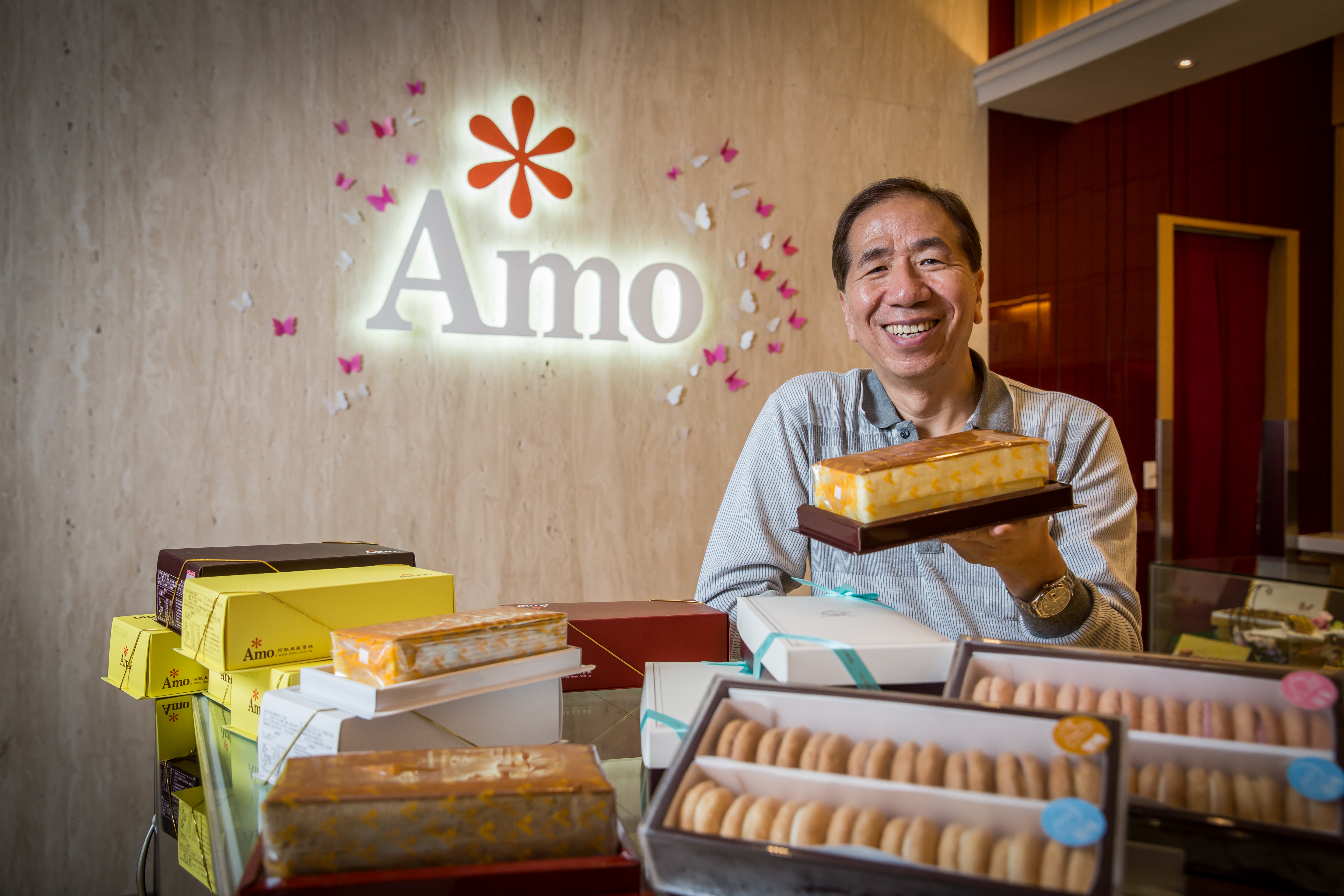 周正訓從日本排隊乳酪蛋糕中找到創業靈感，25年前創立阿默企業，採線上接單為主、門市銷售為輔，公司營收穩定成長，去年年收7億元。