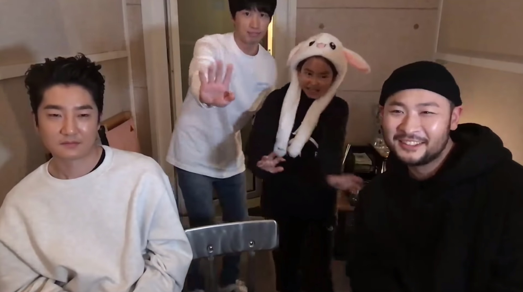 EPIK HIGH主唱Tablo(左二)的女兒Haru(右二)日前在他們直播時「鬧場」,讓《爸爸去哪兒》的粉絲超驚喜。(翻攝自影片)