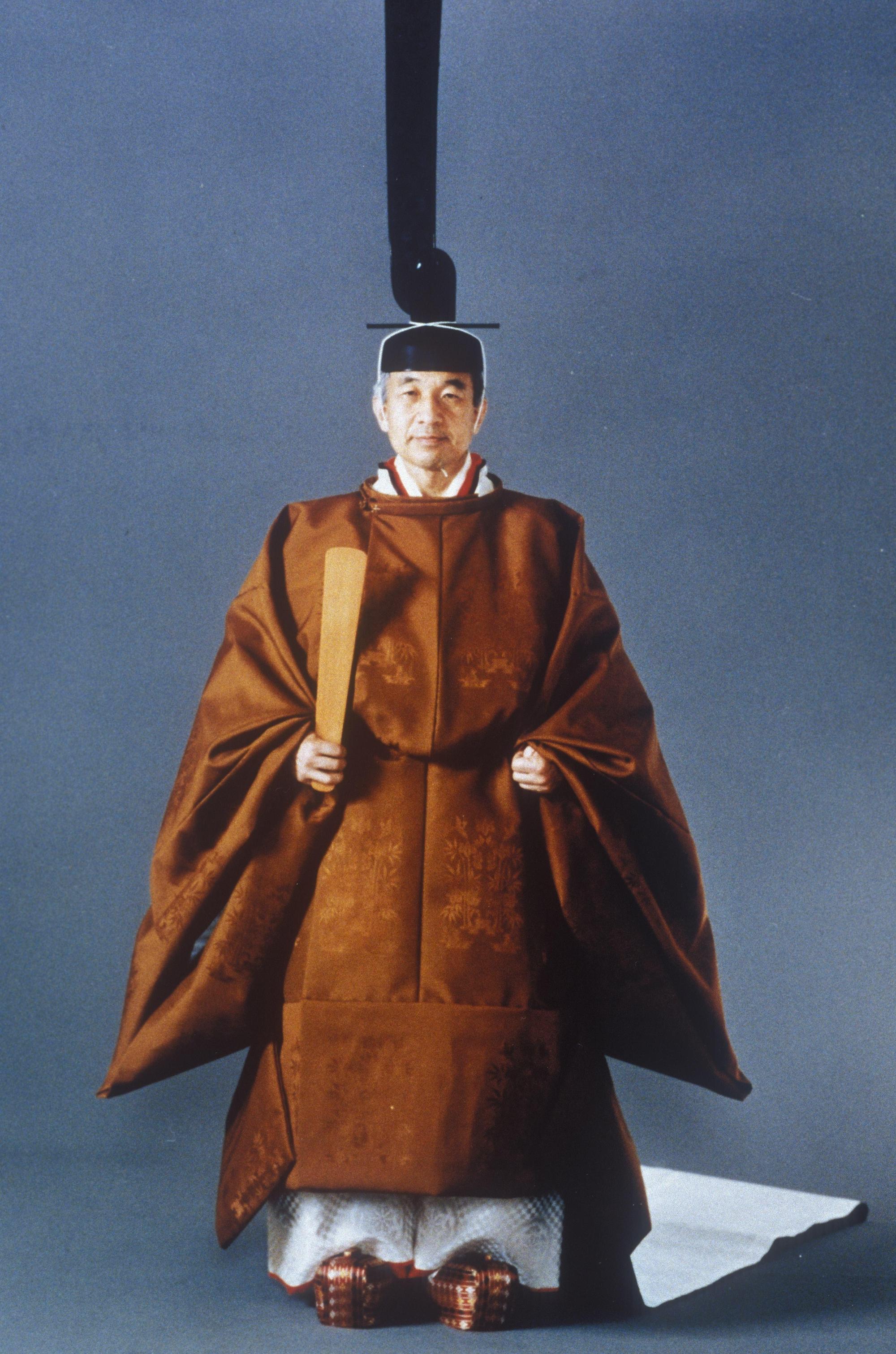 明仁天皇1990年身穿傳統御袍。（東方IC）