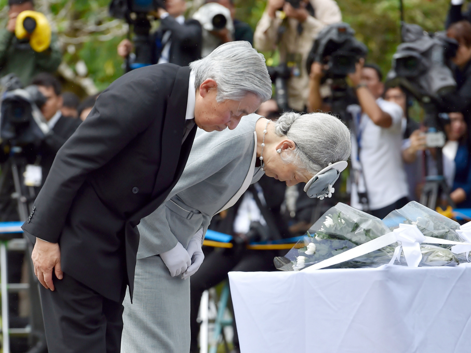 明仁天皇致力於修補日本戰時留下的傷痕，2016年明仁天皇和美智子皇后訪問菲律賓，向二戰期間死難者紀念碑獻花致意。（達志影像）