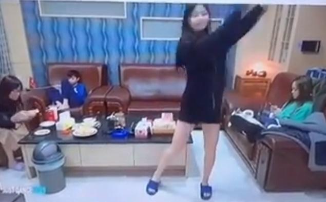 子瑜在家中熱舞,身邊的家人很淡定。(翻攝twicetagram IG)
