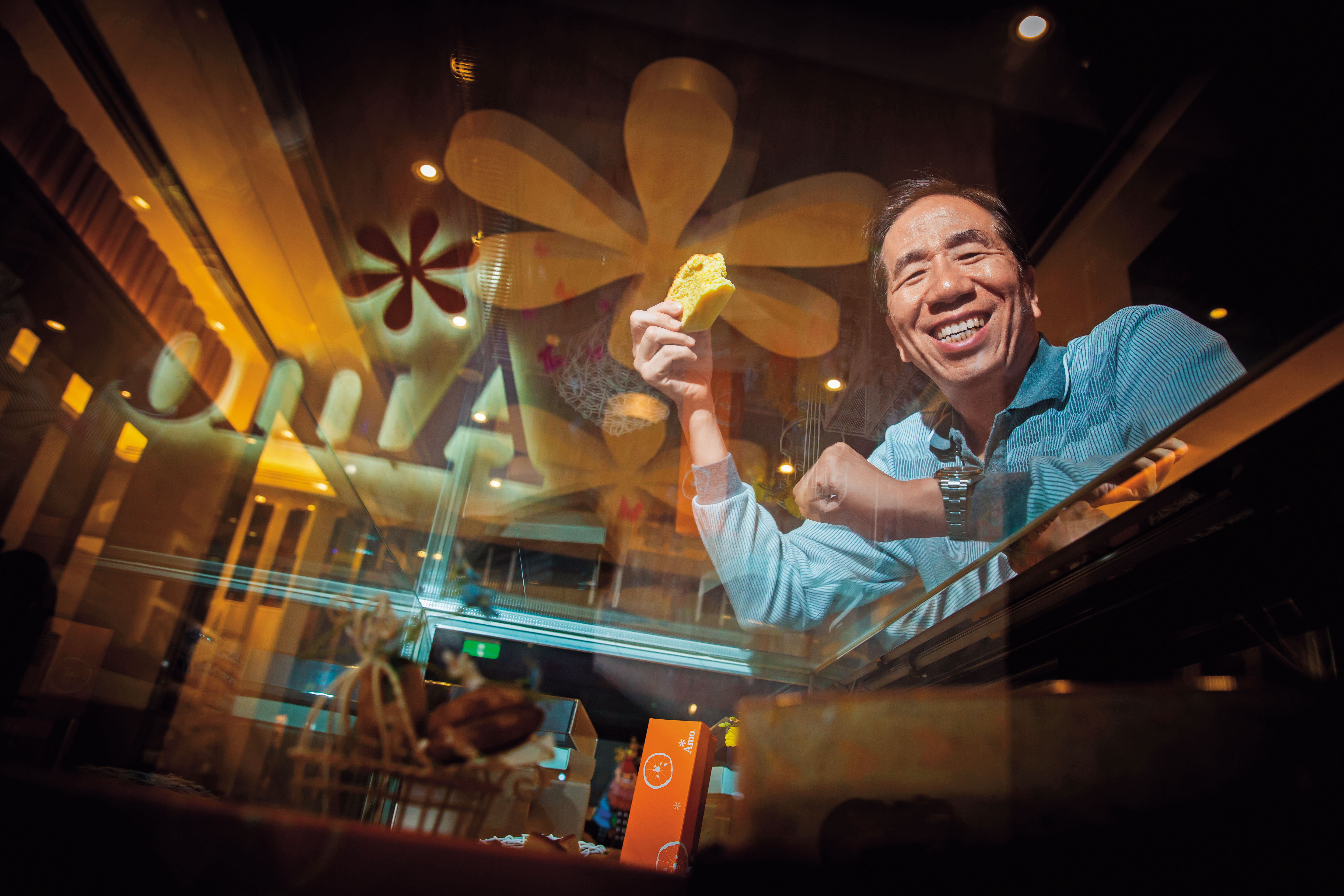 周正訓從日本排隊乳酪蛋糕中找到創業靈感，25年前創立阿默企業，採線上接單為主、門市銷售為輔，公司營收穩定成長，去年營收7億元。