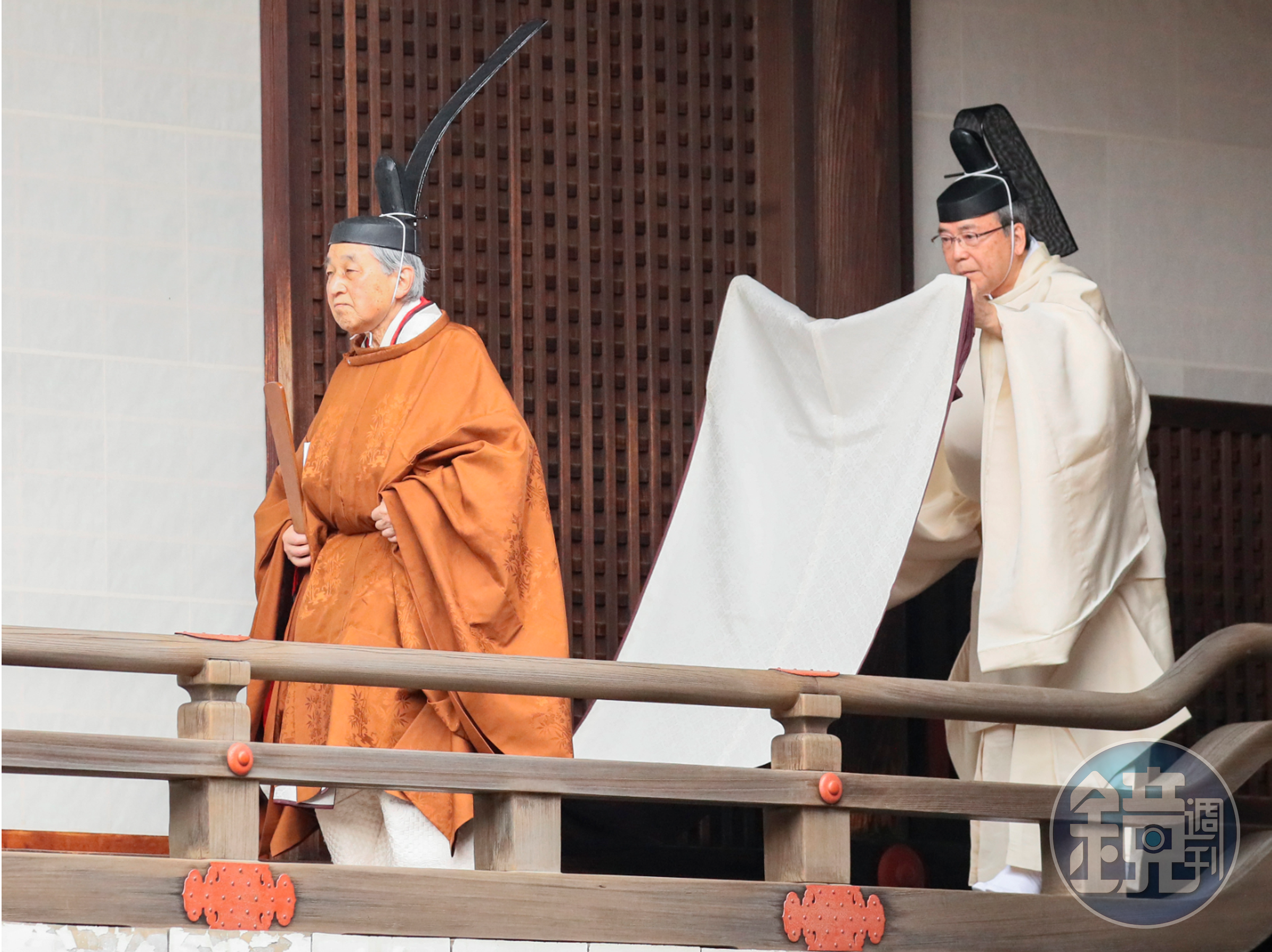 明仁天皇4月30日退位，今日一早，他身穿紅棕色傳統御袍，至皇宮內神社祭拜神靈與歷代皇室先祖，向祖先報告他退位的消息。（東方IC）