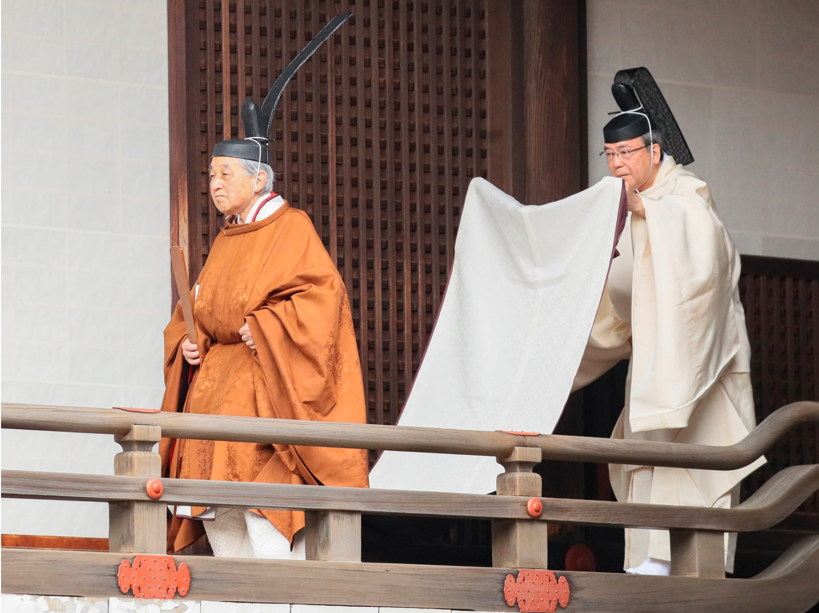 明仁天皇4月30日退位，今日一早，他身穿紅棕色傳統御袍，至皇宮內神社祭拜神靈與歷代皇室先祖，向祖先報告他退位的消息。（東方IC）