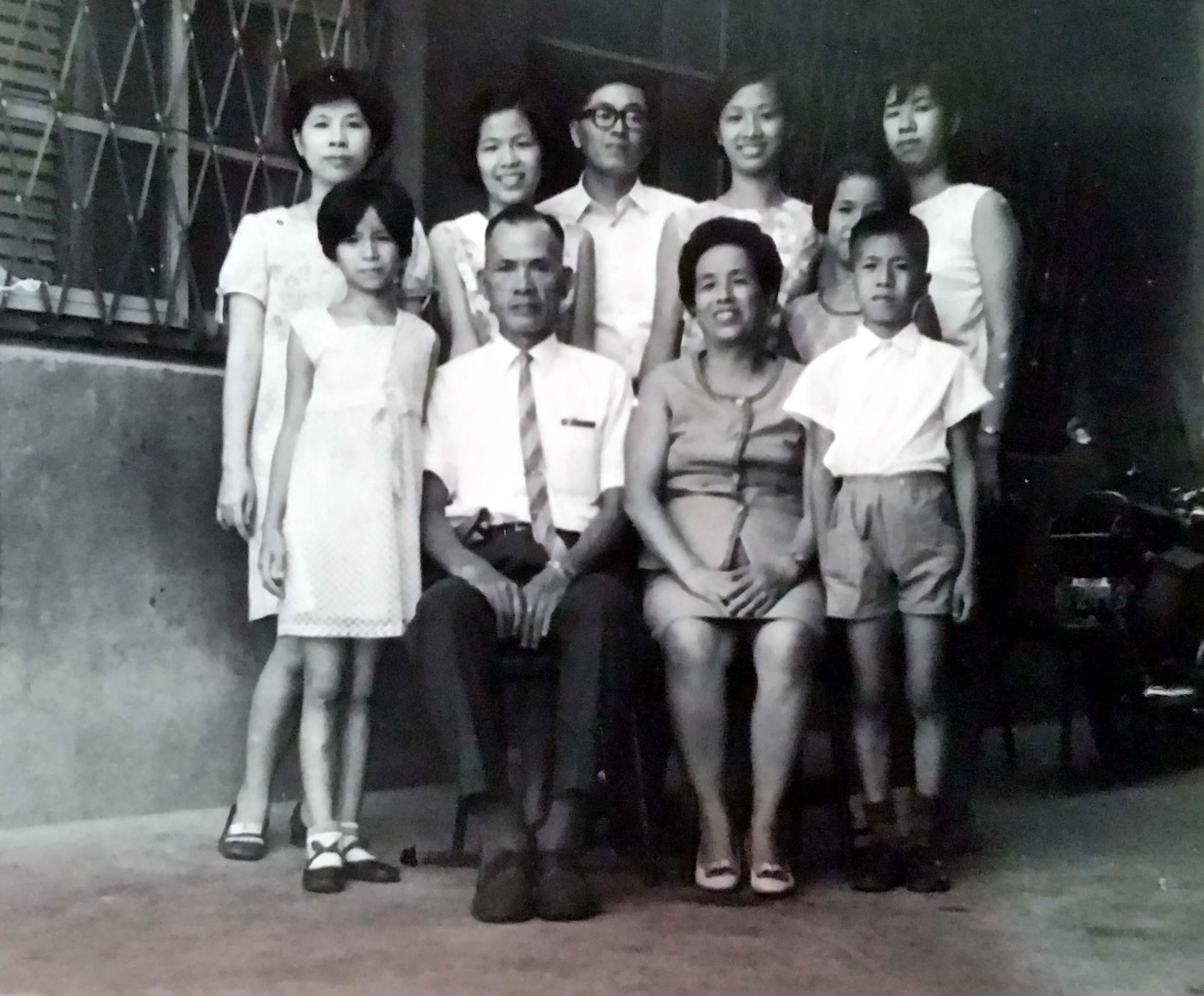 周正訓（前排右1）排行第八，是最受疼愛的么子。（阿默企業提供）