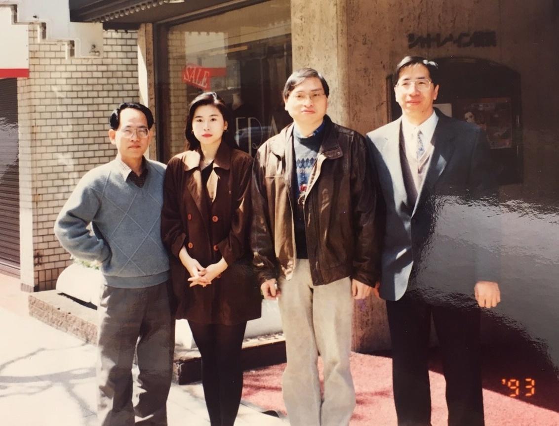 創業前，周正訓（右1）曾在統一旗下的統清擔任油脂業務主任，圖為他因公赴日本出差。（阿默企業提供）