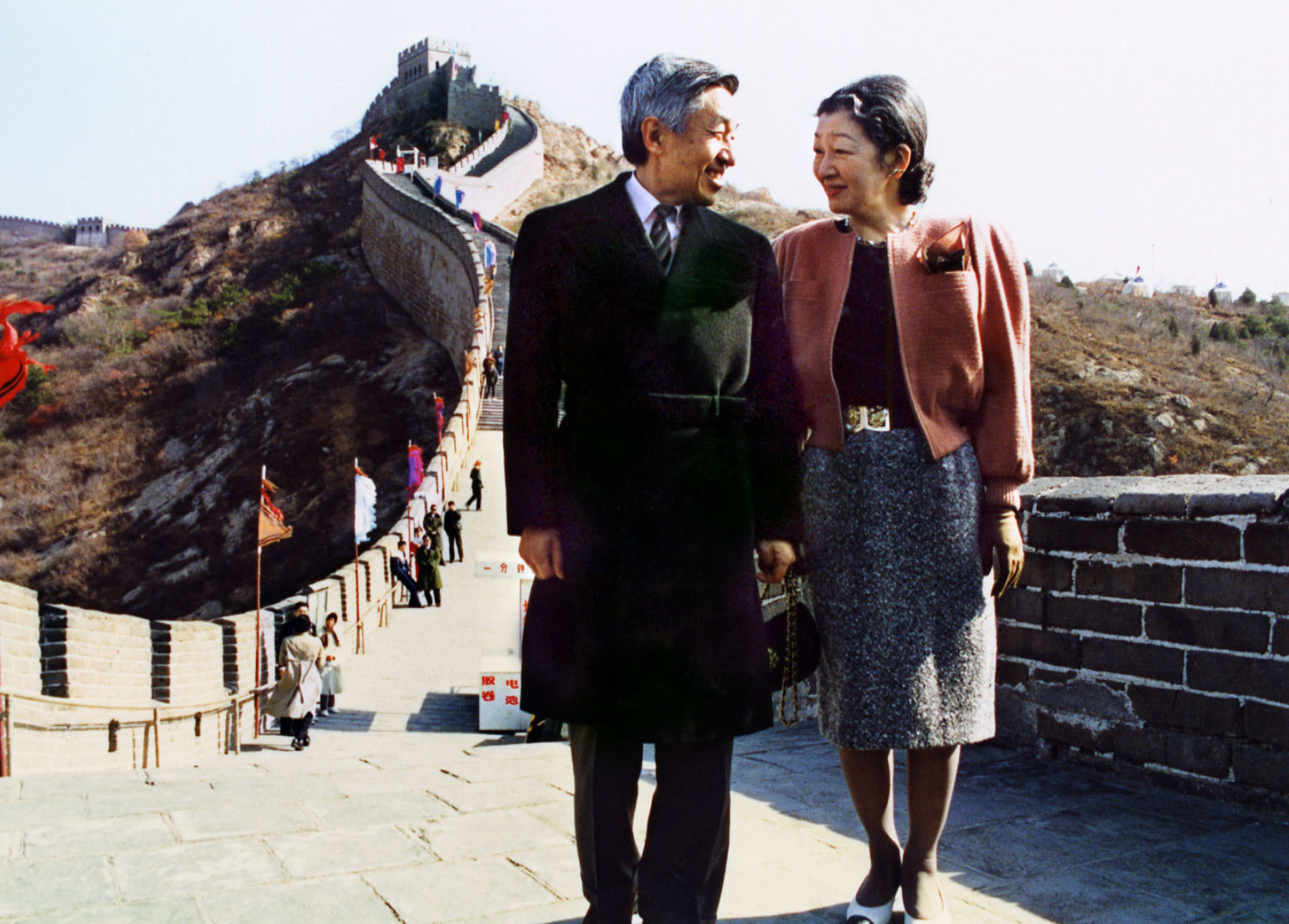 明仁天皇夫婦1992年訪問中國，參觀長城。（達志影像）