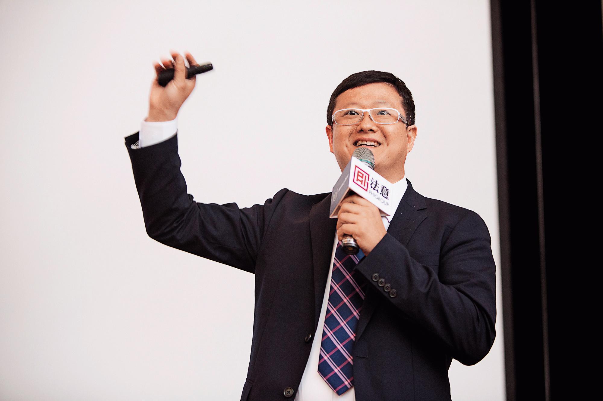 李柏鋒經常開課分享投資觀念,是知名的財經部落客。(李柏鋒提供)