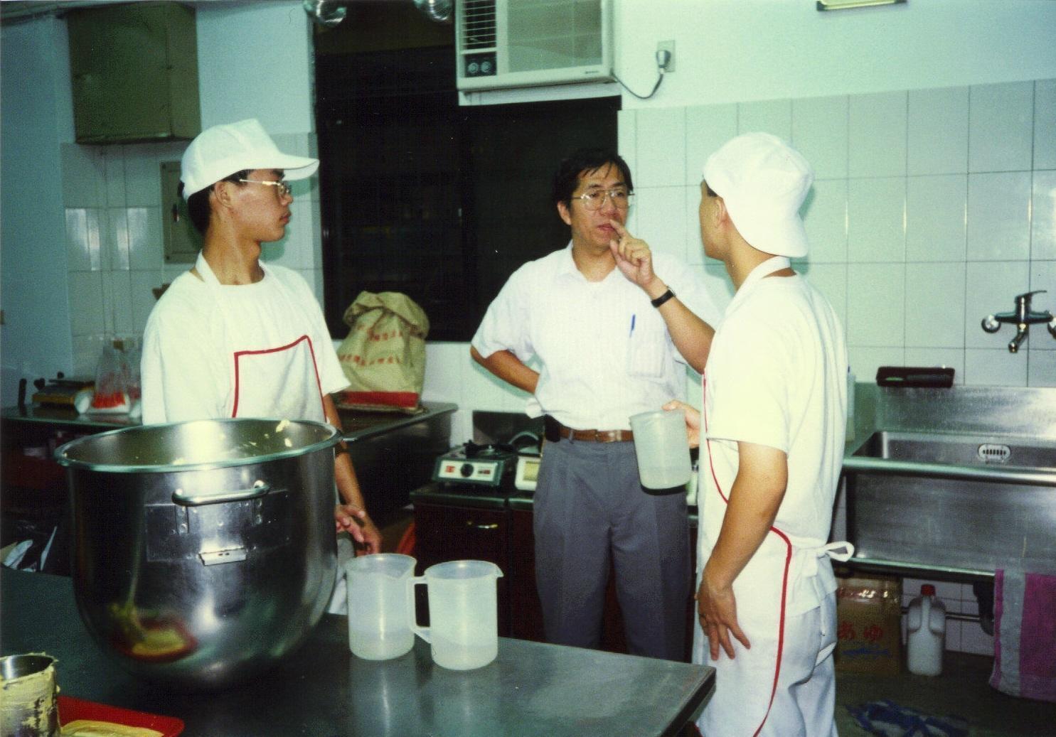 周正訓早年曾是統清公司業務主任，下班後兼差做蛋糕，早期員工多為計時工讀生。（阿默企業提供）