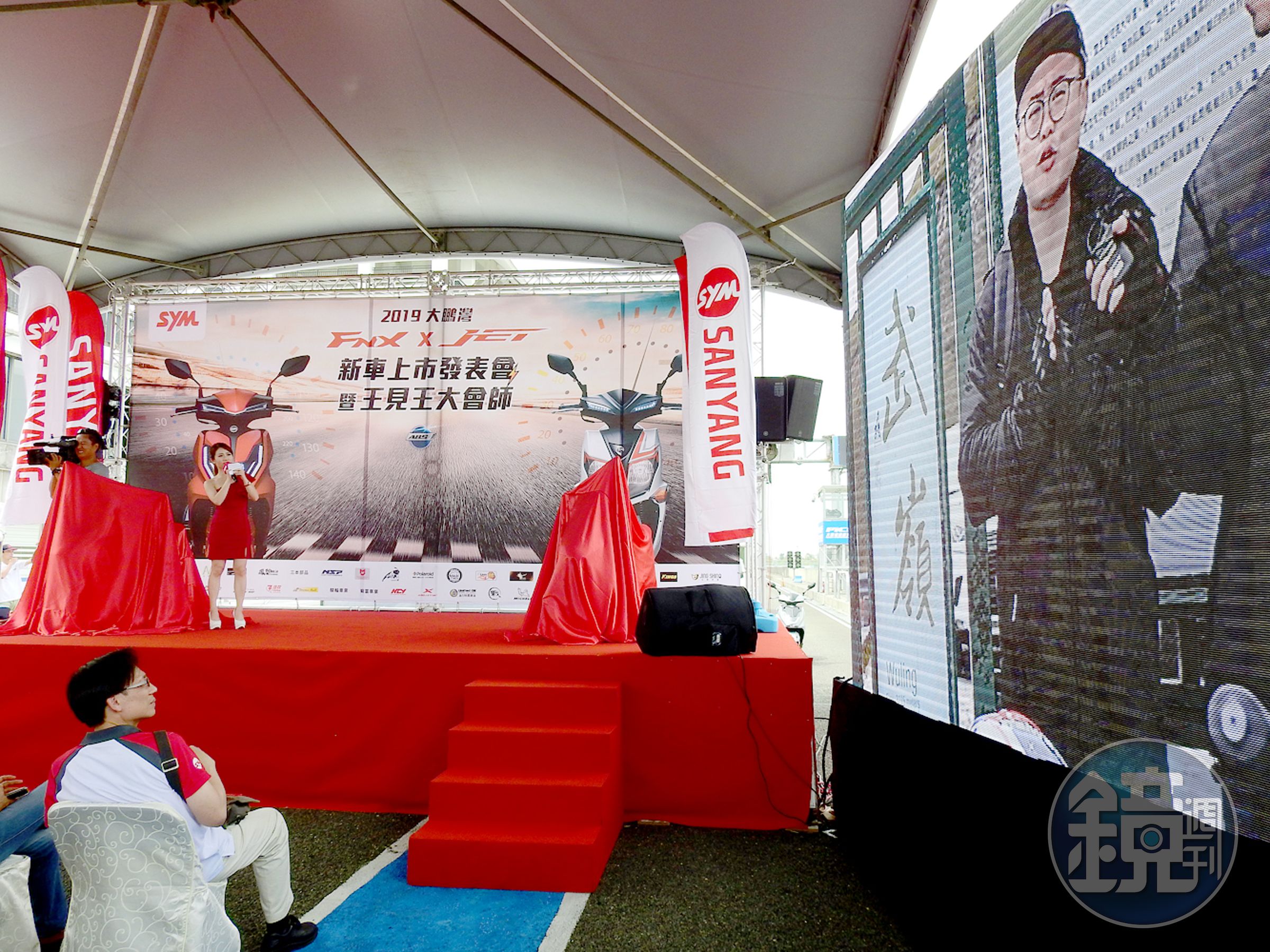 一群FNX車友騎上武嶺後與現場即時連線，展現其優異的動力性能。