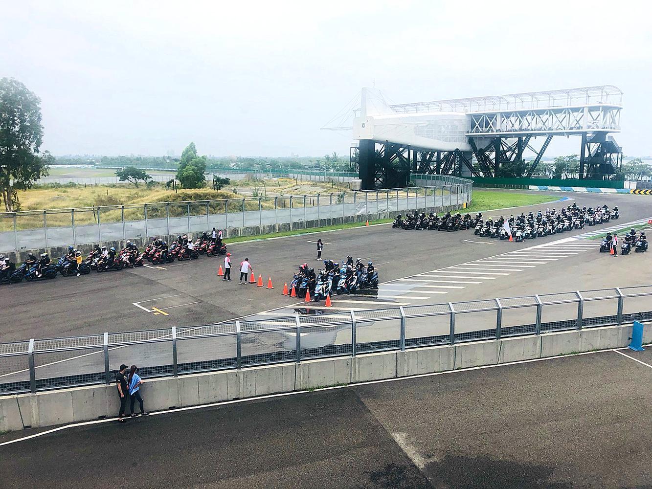 車友們依照分組順序參加賽道騎乘體驗。