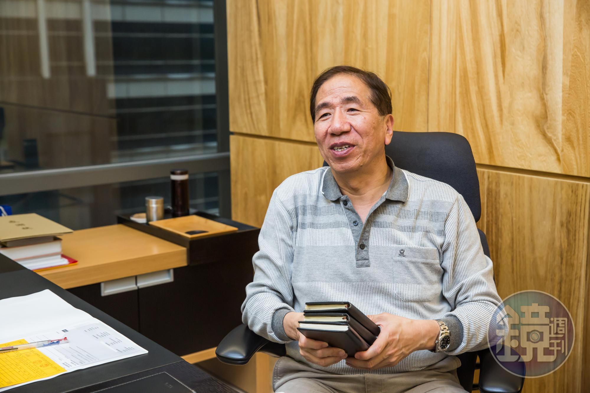 周正訓隨身攜帶筆記本，記錄待辦事項與團隊改進方向，25年一刻都不敢鬆懈。
