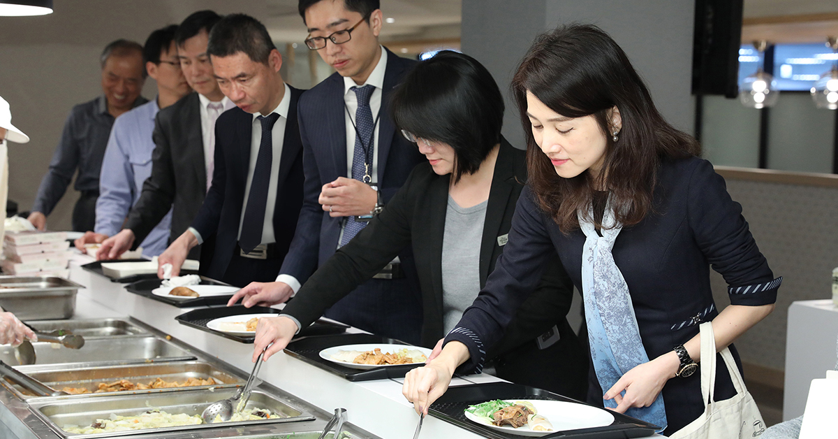 食堂與具有「產銷履歷認證」的小農合作，提供同仁安心、健康飲食。@富邦幸福食堂。