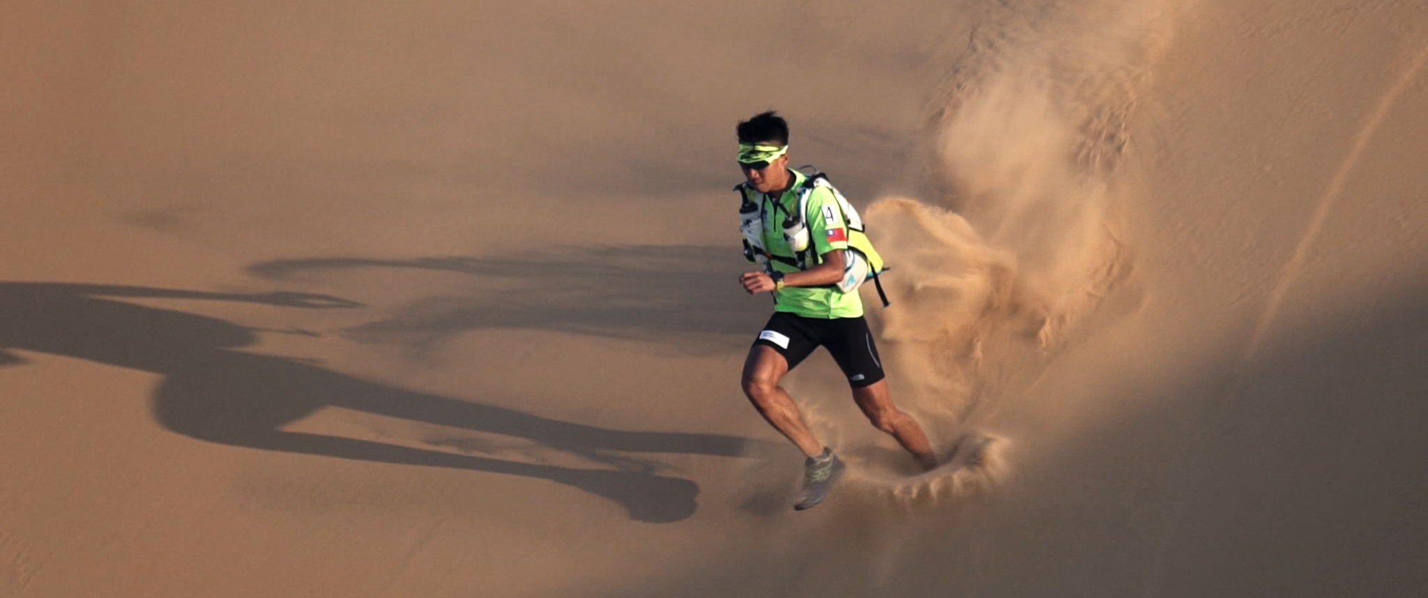 在沙漠進行超級馬拉松，看起來很美，但跑起來很痛苦。（牽猴子整合行銷提供）