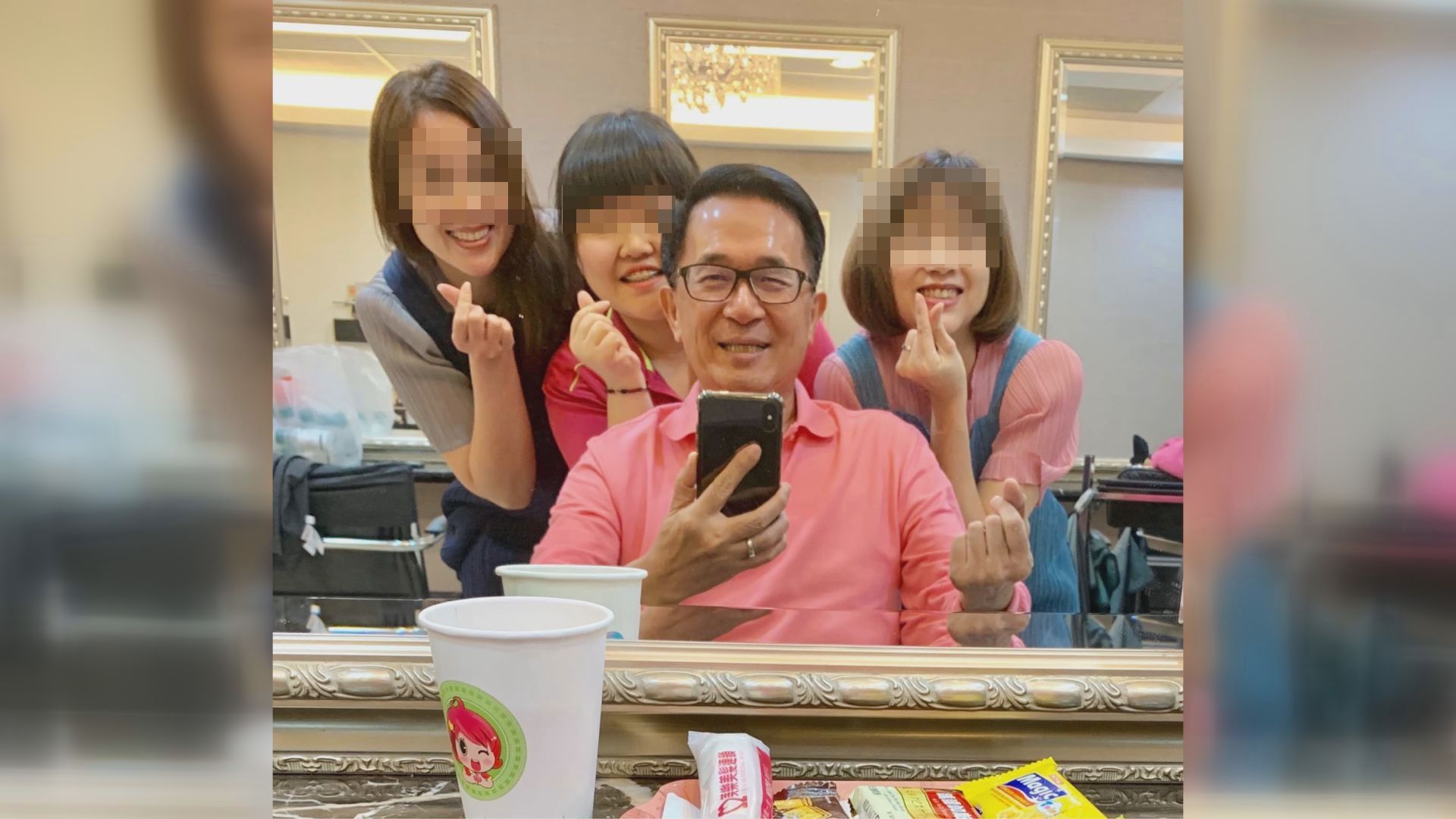 陳水扁4月6日在臉書粉絲團，PO出一張跟三個年輕女生的合照。（翻攝陳水扁新勇哥物語臉書）