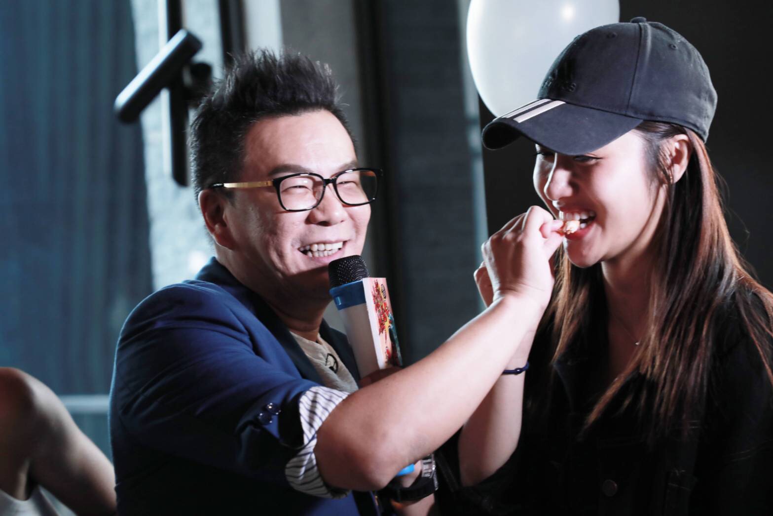 沈玉琳代言火鍋店，親手餵女顧客吃蝦。（築間幸福鍋物提供）