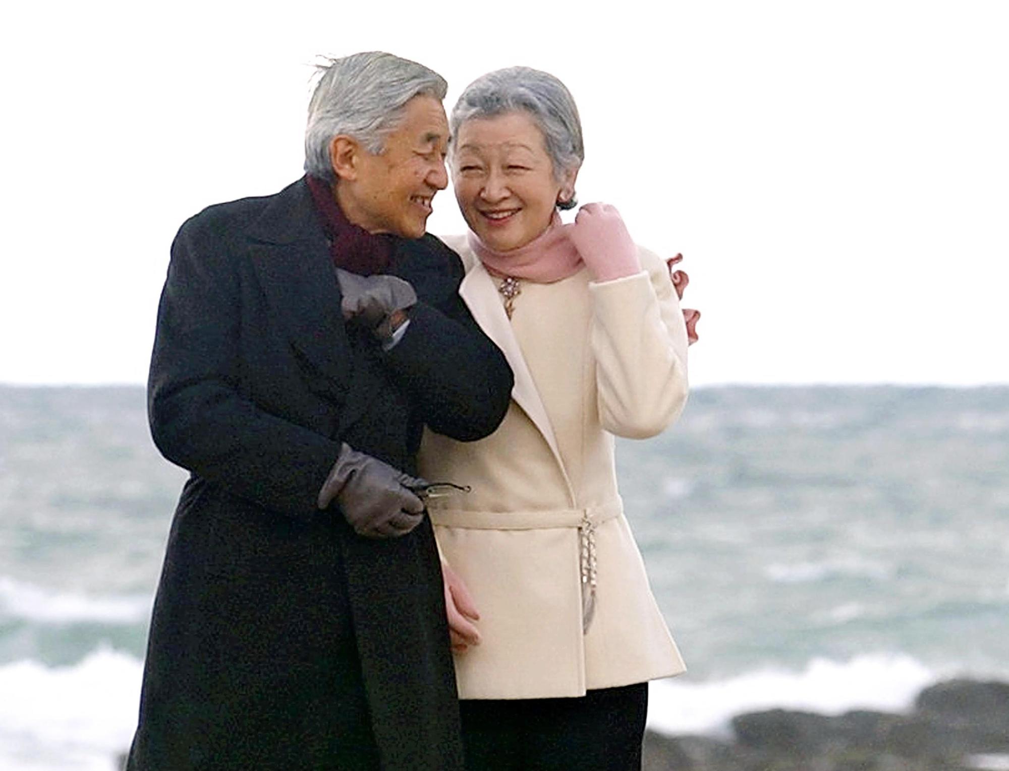 已退位的日本明仁天皇與美智子皇后2005年在神奈川度假的檔案照片。（東方IC）
