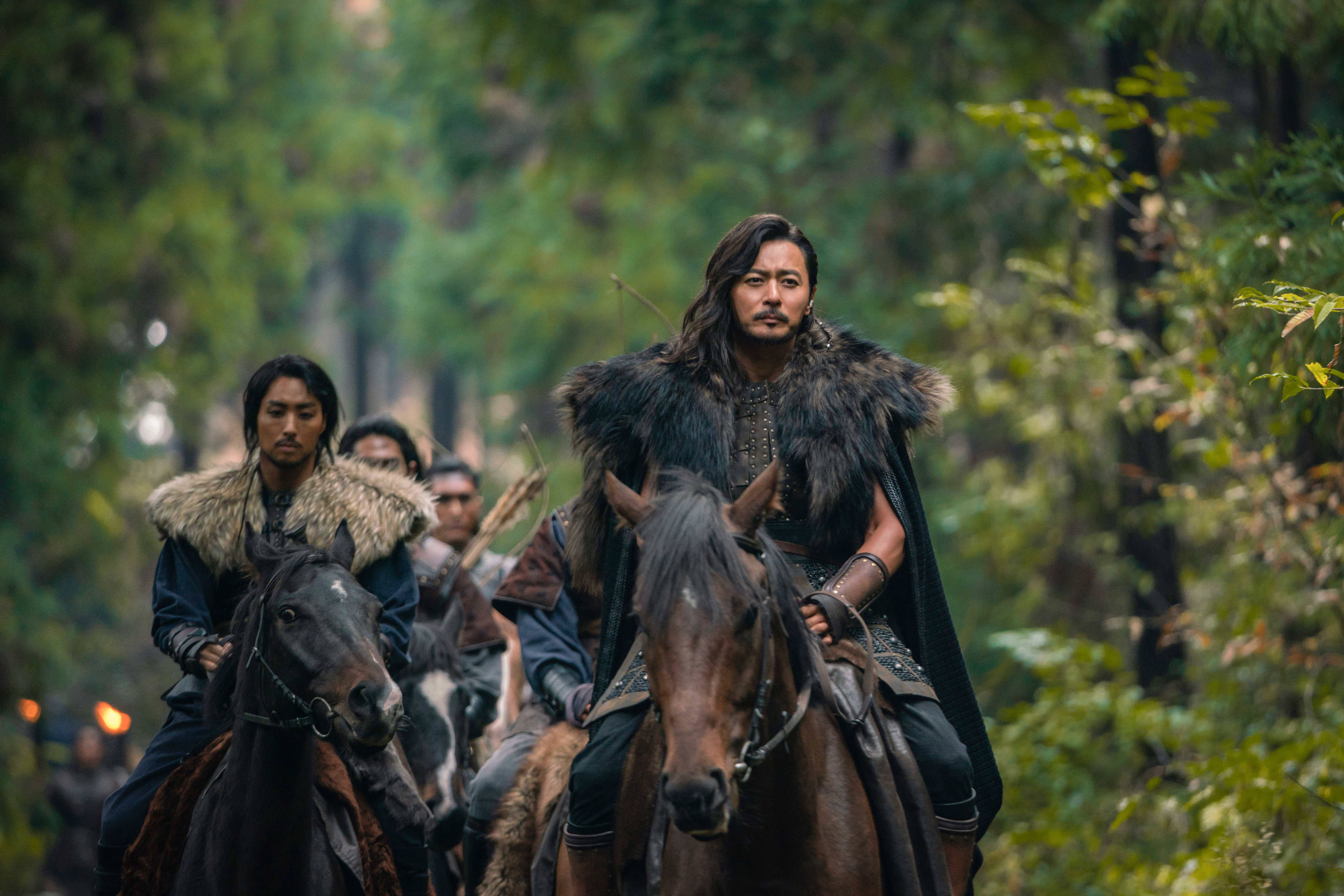 張東健只是騎馬也能展現強大氣場。（Netflix提供）