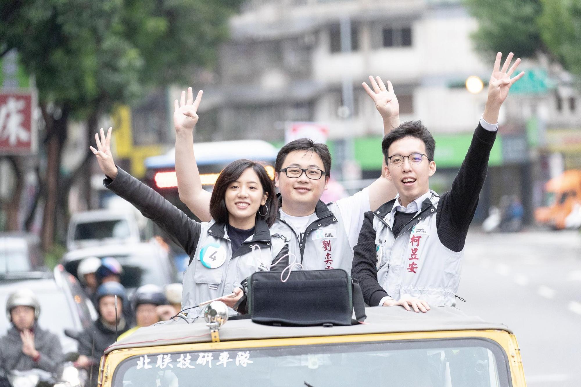 柯家軍重新整隊,柯P將海選5名幕僚,包括新任發言人也要重新布局。圖為現任發言人劉奕霆、副發言人柯昱安(右)、黃瀞瑩。(翻攝自柯文哲臉書)