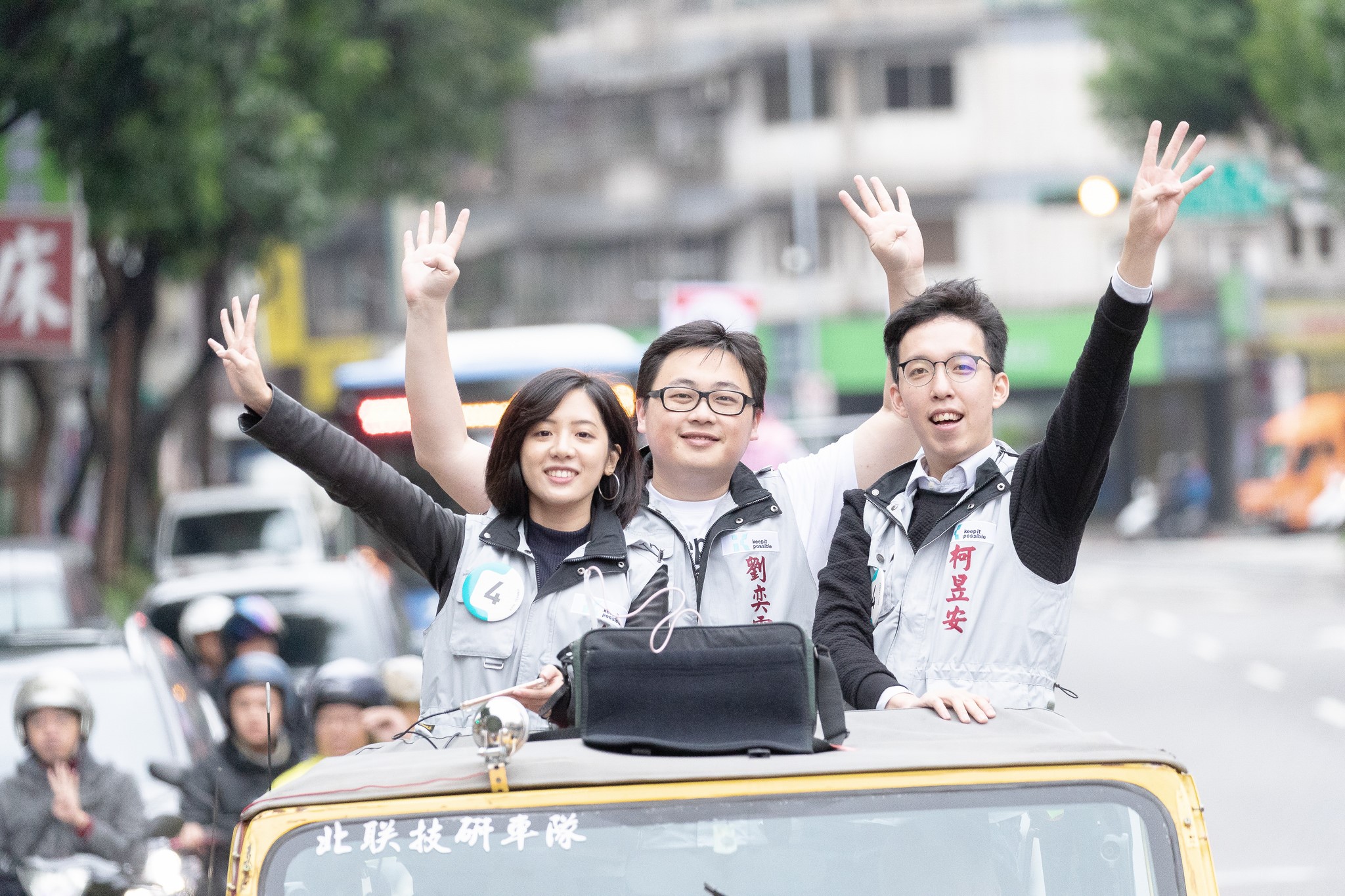 柯家軍重新整隊，柯P將海選5名幕僚，包括新任發言人也要重新布局。圖為現任發言人劉奕霆、副發言人柯昱安（右）、黃瀞瑩。（翻攝自柯文哲臉書）